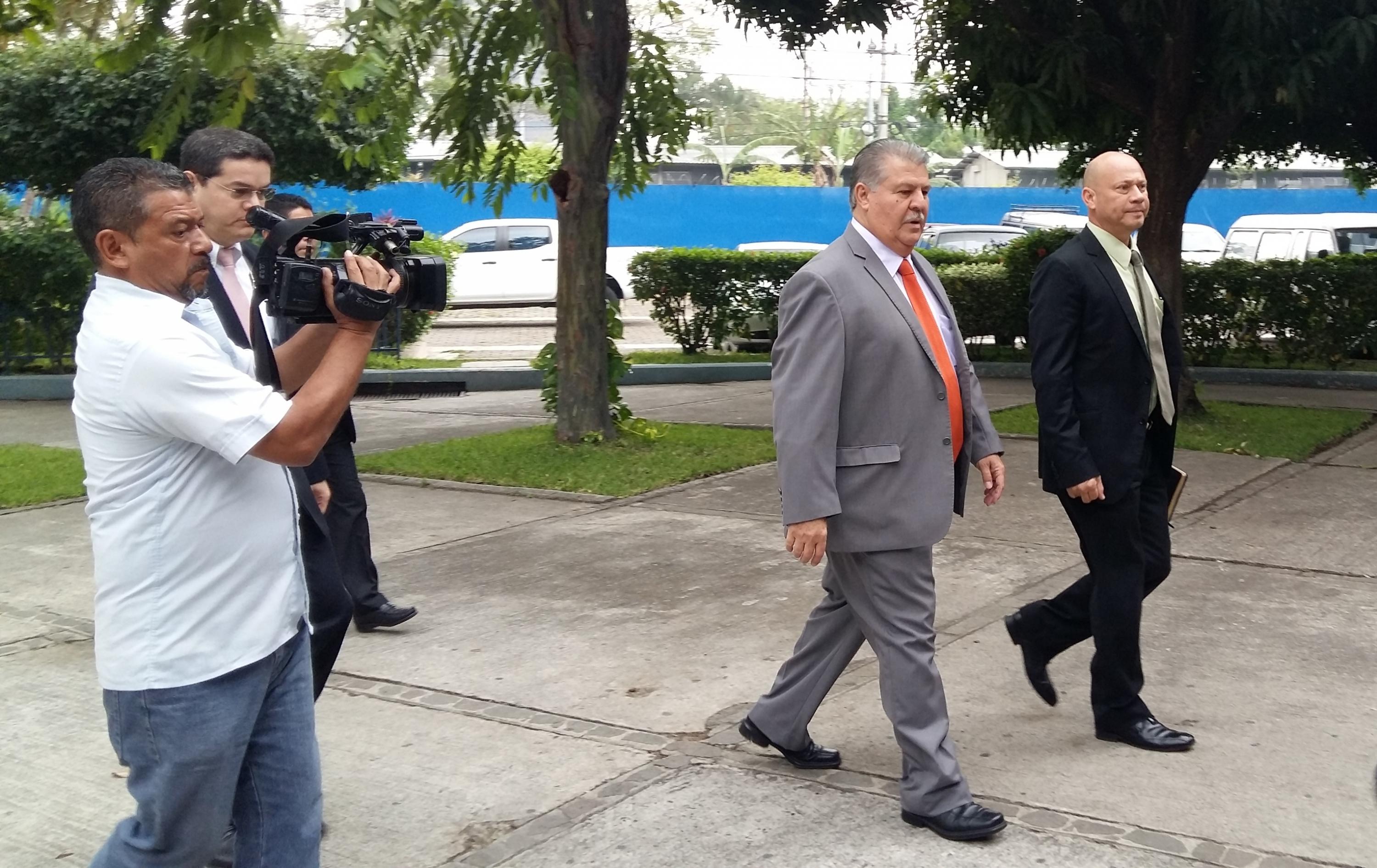 Enrique Rais y Ernesto Gutiérrez ingresan al Centro Judicial Isidro Menéndez de San Salvador, a finales de abril de 2016. Foto cortesía de Bryan Avelar