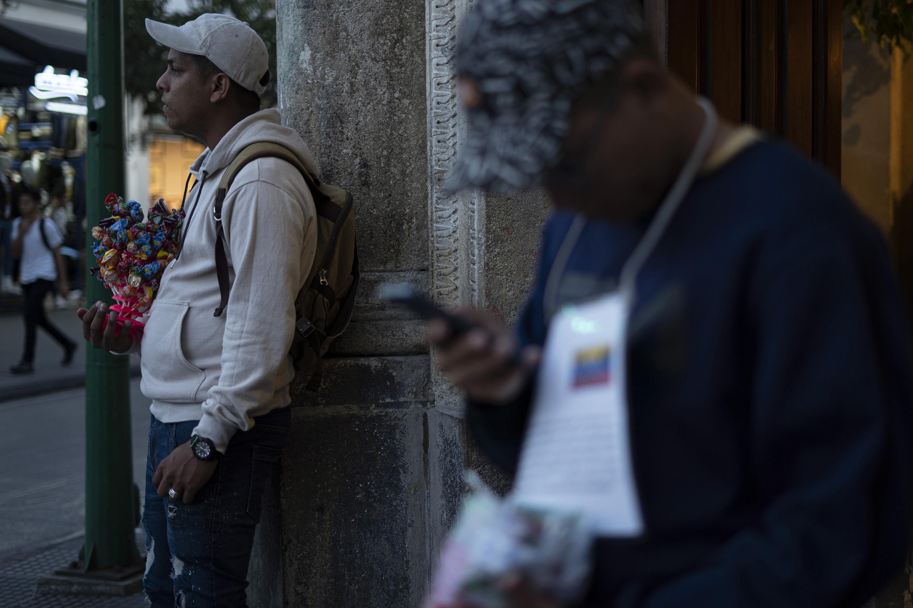 Leonardo Caguana, 28, is from Puerto La Cruz, in the Venezuelan state of Anzoátegui. He has spent days stuck in Guatemala City, living in a hotel with his wife and two children and spending his days selling candy. Photo: Víctor Peña/El Faro