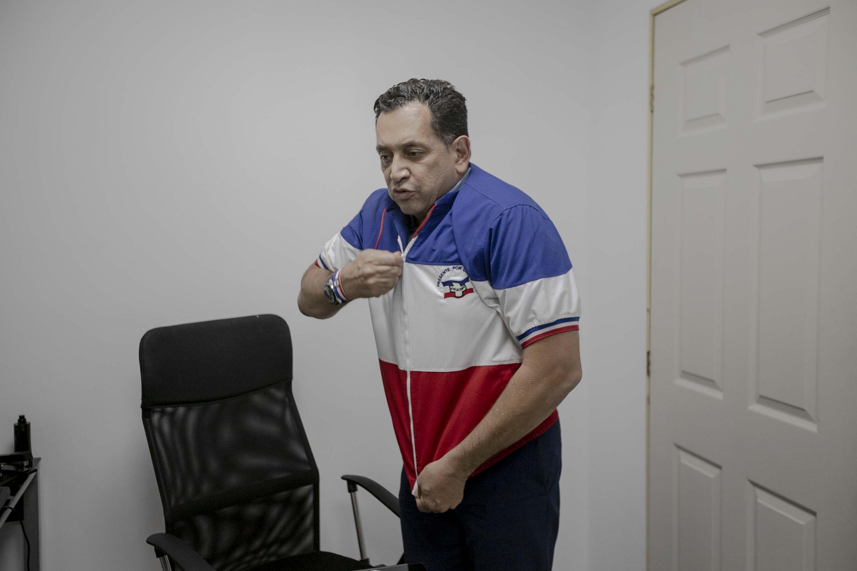 Francisco Manzur se pone su chaleco arenero para la entrevista con El Faro, el lunes 19 de agosto de 2019. Fred Ramos 