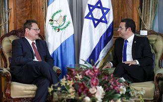 En enero del 2018, Mario Bramnick y otros líderes evangélicos vinculados con la Casa Blanca visitaron Guatemala para honrar al presidente Jimmy Morales por la decisión que había tomaron un mes atrás de trasladar la embajada de Guatemala a Jerusalén.