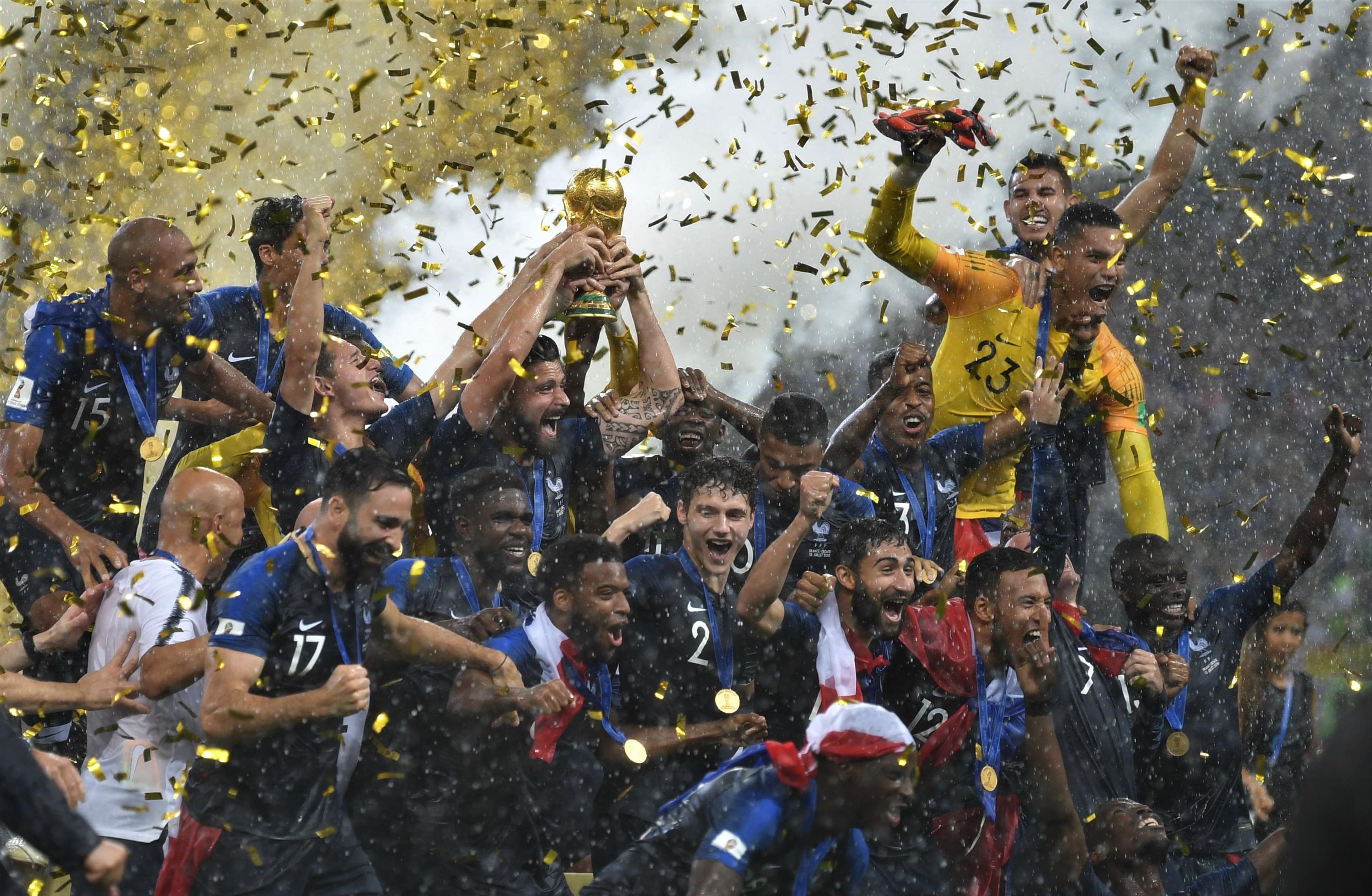 Jugadores de Francia festejan en la ceremonia de premiación al término del partido de la final de la Copa Mundial de la FIFA Rusia 2018. Foto Li Ga (Xinhua).