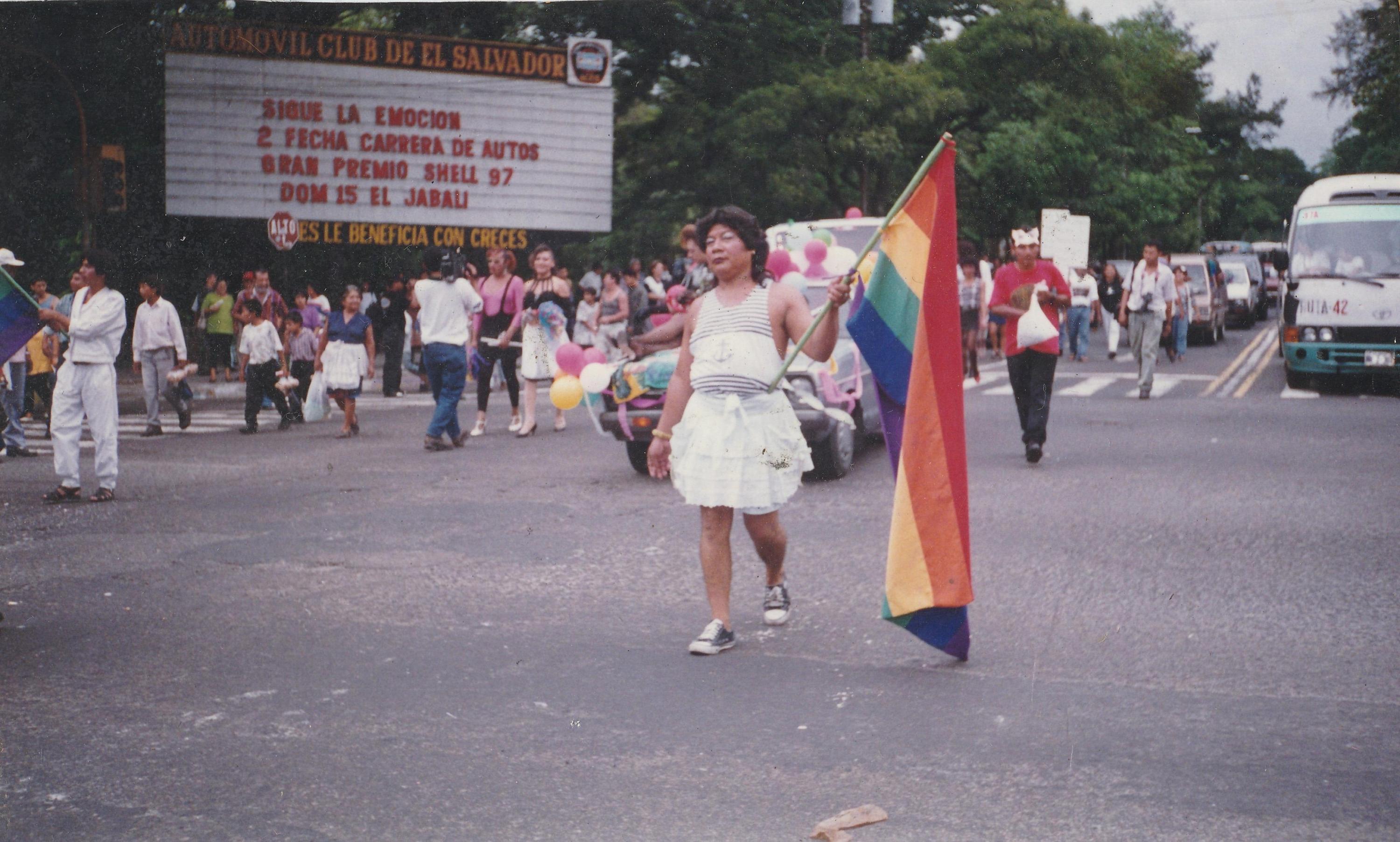 Primera Marcha del Orgullo Gay celebrada en San Salvador, en 1997. Foto cortesía de AMATE El Salvador.