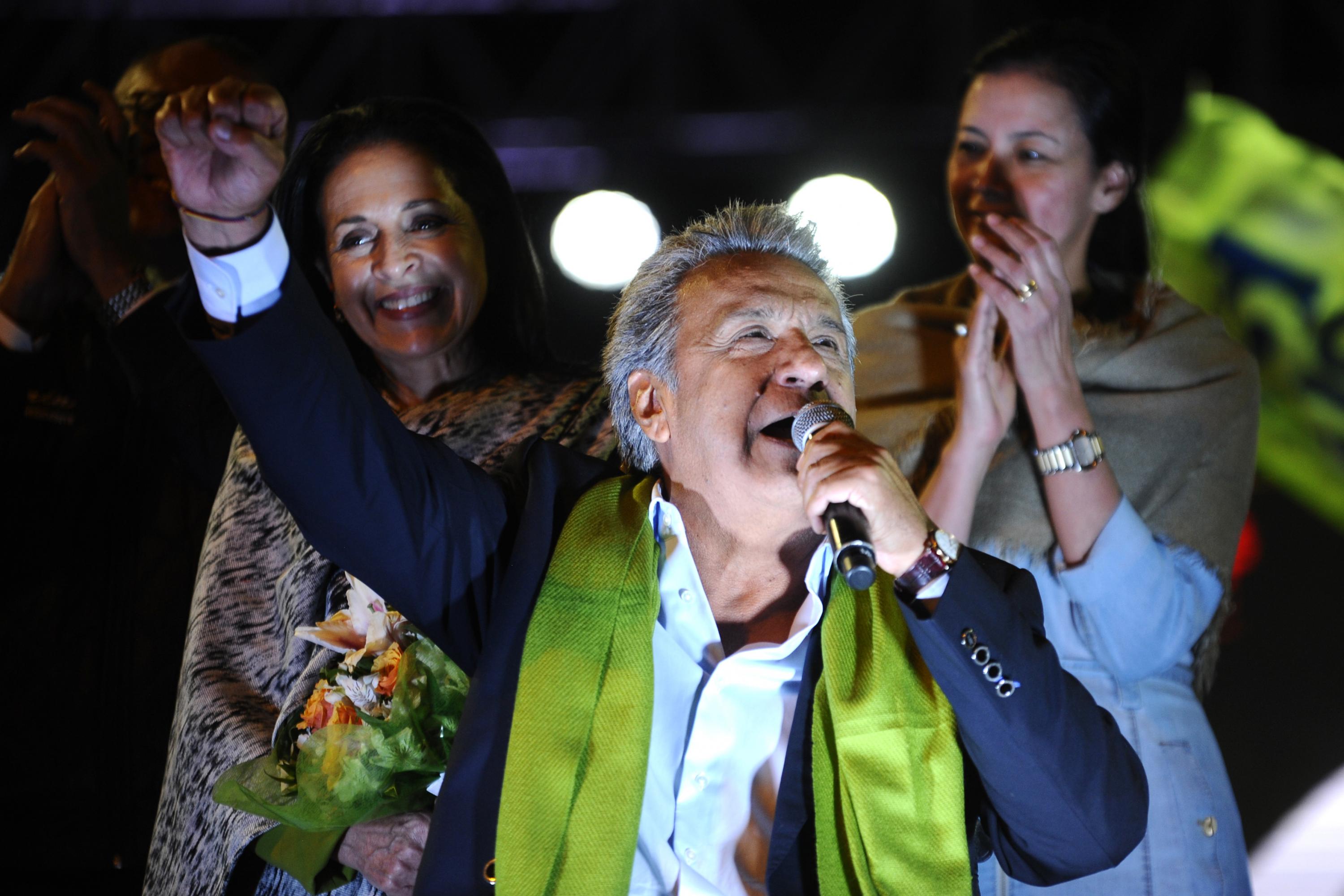 El exvicepresidente Moreno, candidato del movimiento socialista Alianza País (AP), obtiene una leve ventaja sobre el exbanquero Guillermo Lasso, quien capta un 48.93 de los votos, de acuerdo al conteo de un 94.20 por ciento de las juntas electorales.