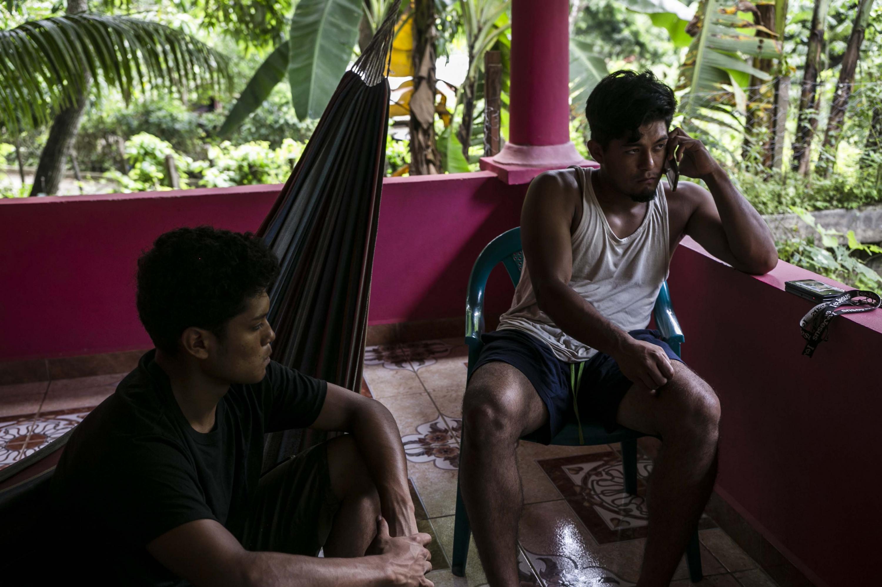 Lizandro (izquierda) y Diego Claros conversan con El Faro en la casa de sus tíos, en Jucuapa, Usulután. Los hermanos regresaron a vivir ahí desde que fueron deportados a principios de agosto. Foto: El Faro/ Fred Ramos