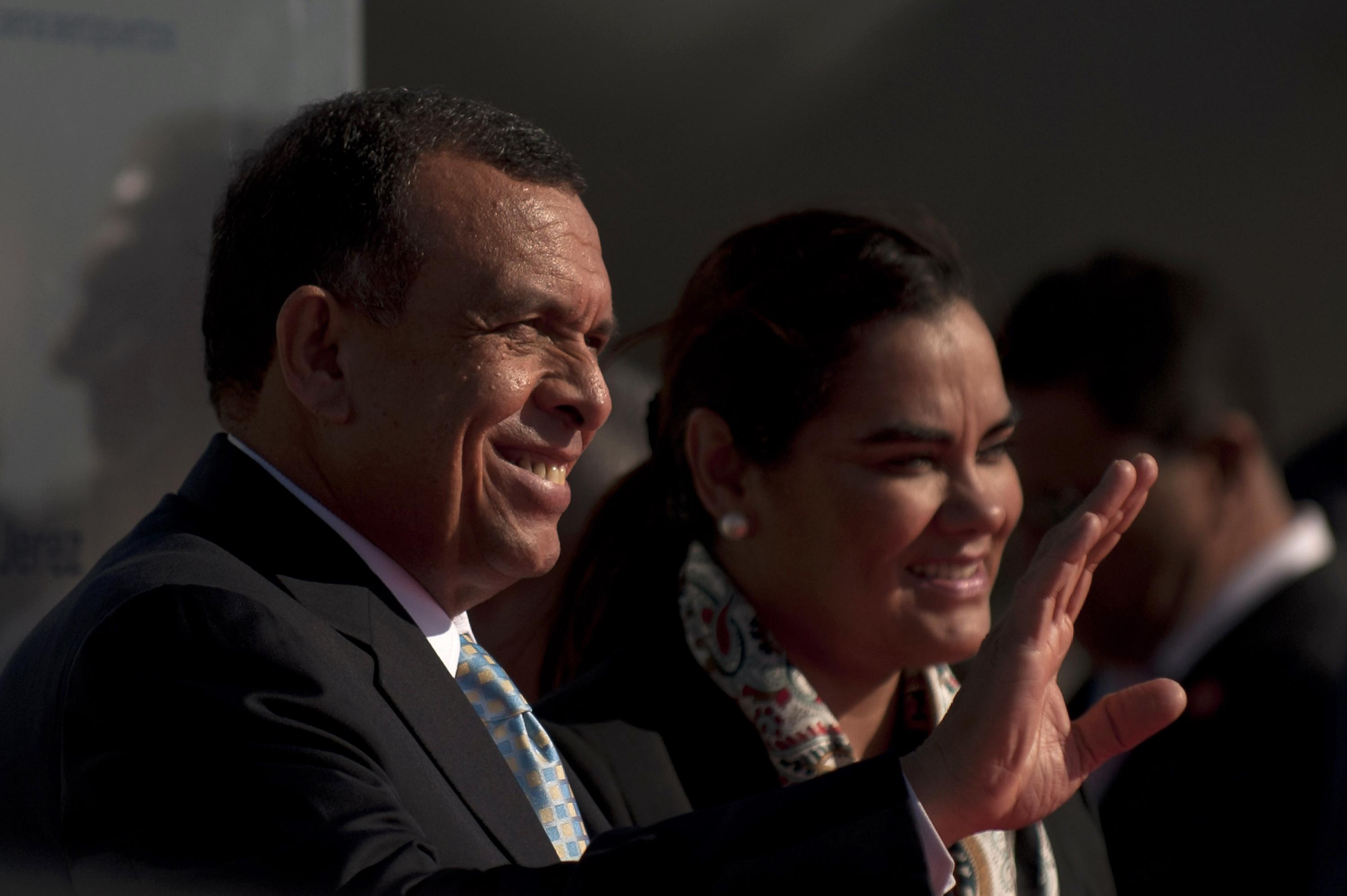 El presidente de Honduras, Porfirio Lobo, de 2010-2014, junto a su esposa Rosa Elena Bonilla a su arribo al aeropuerto Jeréz, en España. El 4 de septiembre, Bonilla fue condenada a 58 años de prisión por 