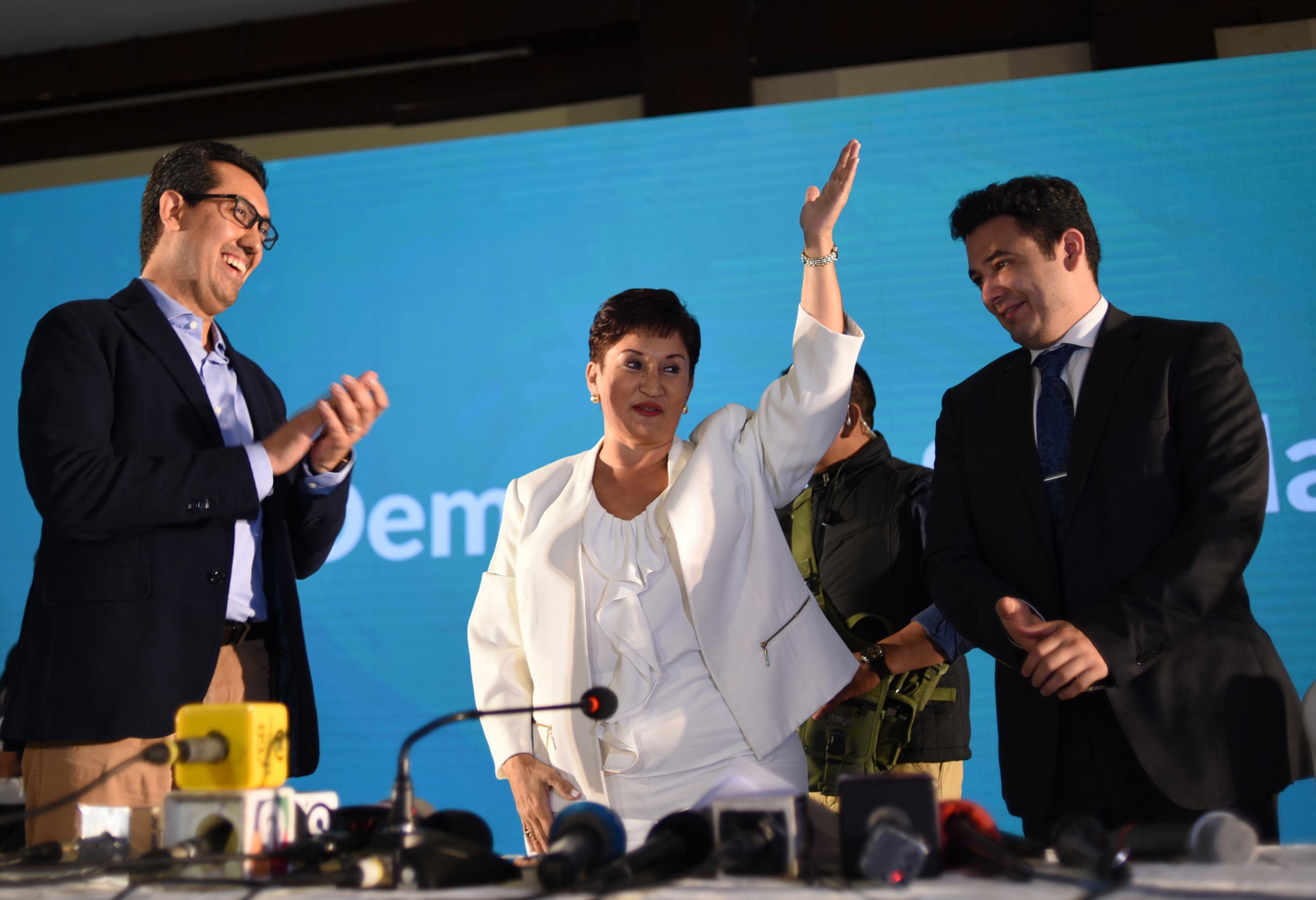 El domingo 10 de marzo, Thelma Aldana (C) y el economista Jonathan Menkos anunciaron la fórmula presidencial del partido Movimiento Semilla. Foto: Johan Ordonez/ AFP.