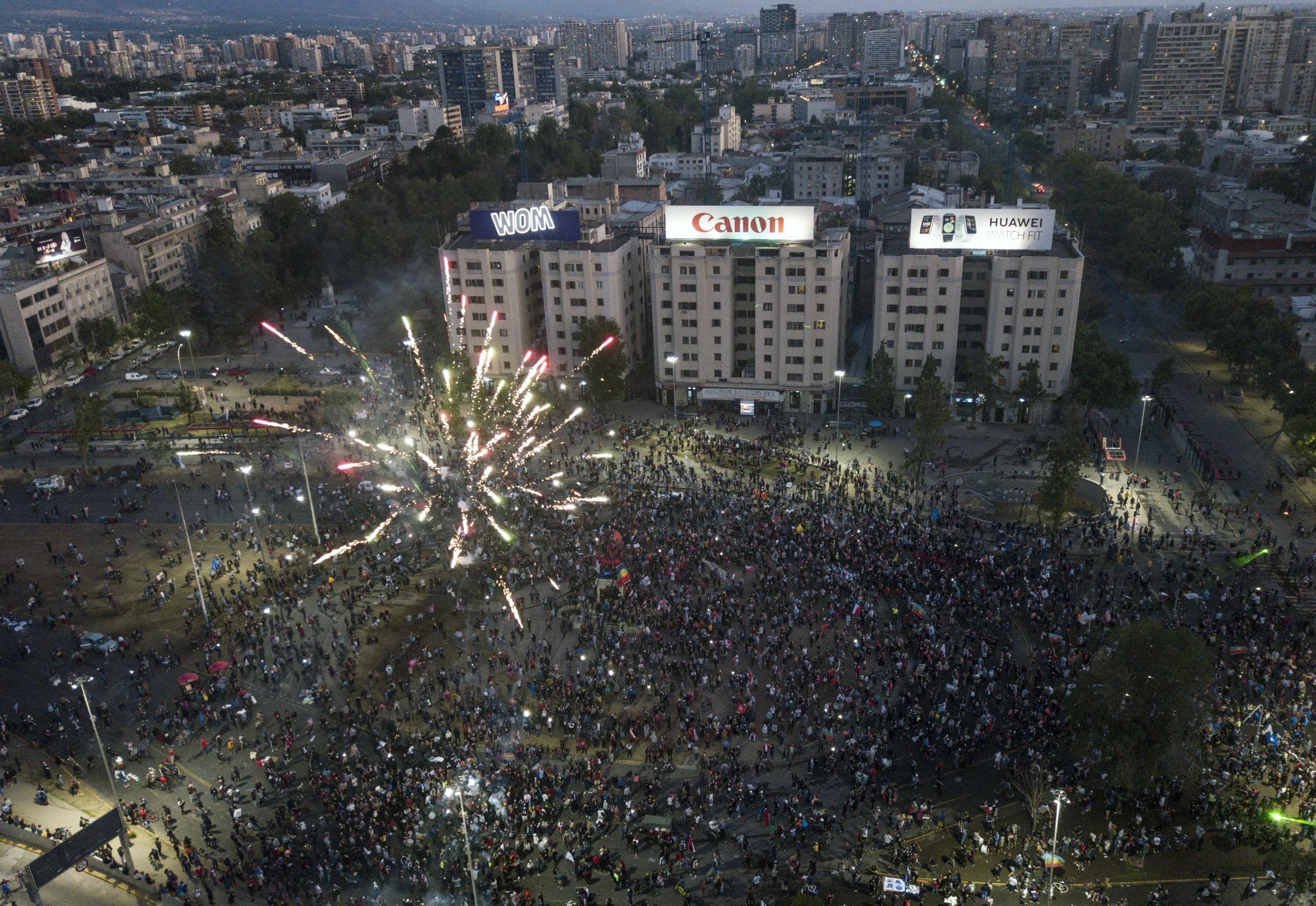 Vista aérea a las demostraciones de apoyo a la reforma de la Constitución. Foto de JAVIER TORRES / AFP