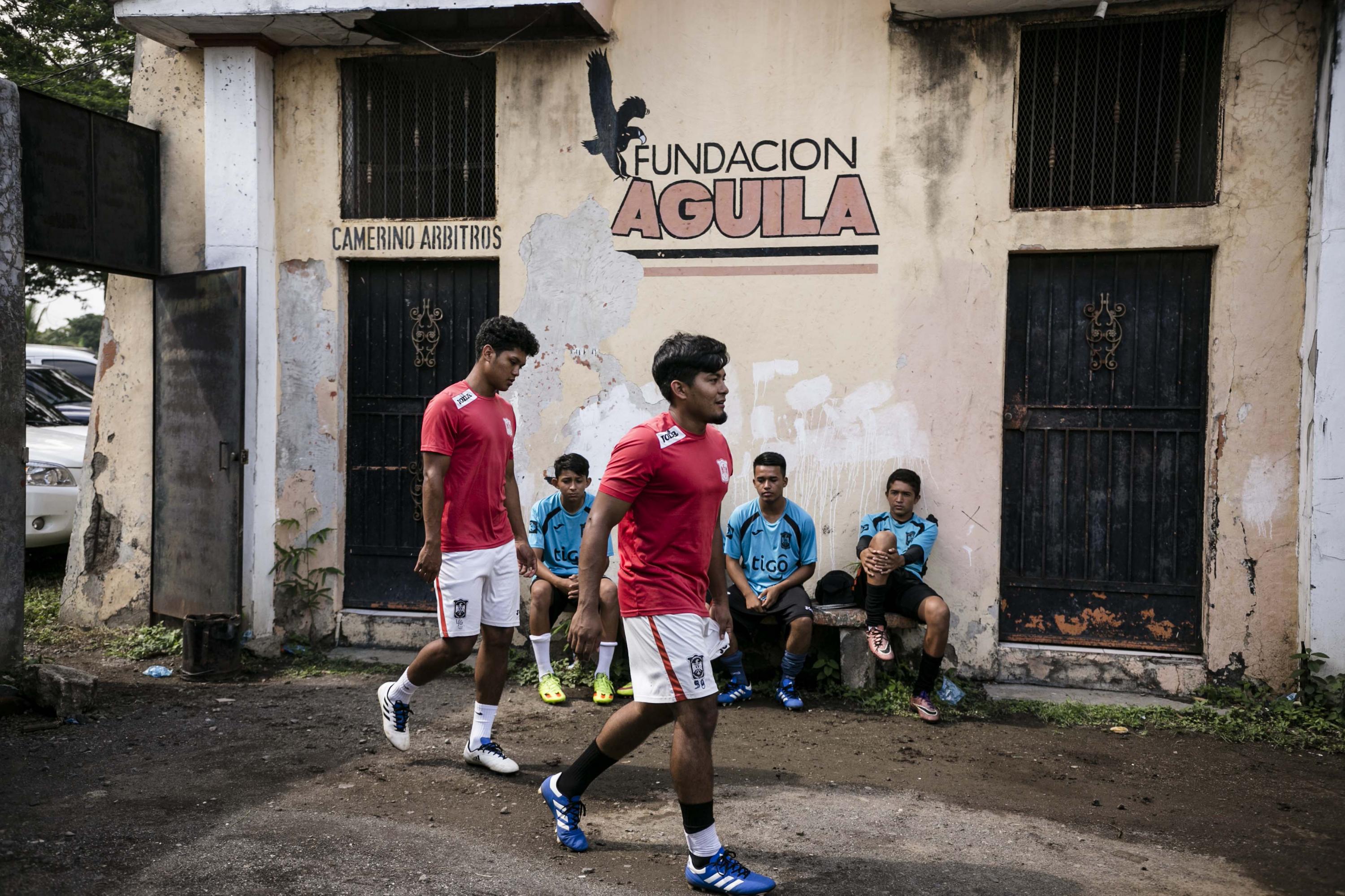 Lizandro Claros (izquierda) y su hermano Diego se alistan para la práctica del equipo sub 20 de Águila, el 8 de agosto. Foto: Fred Ramos