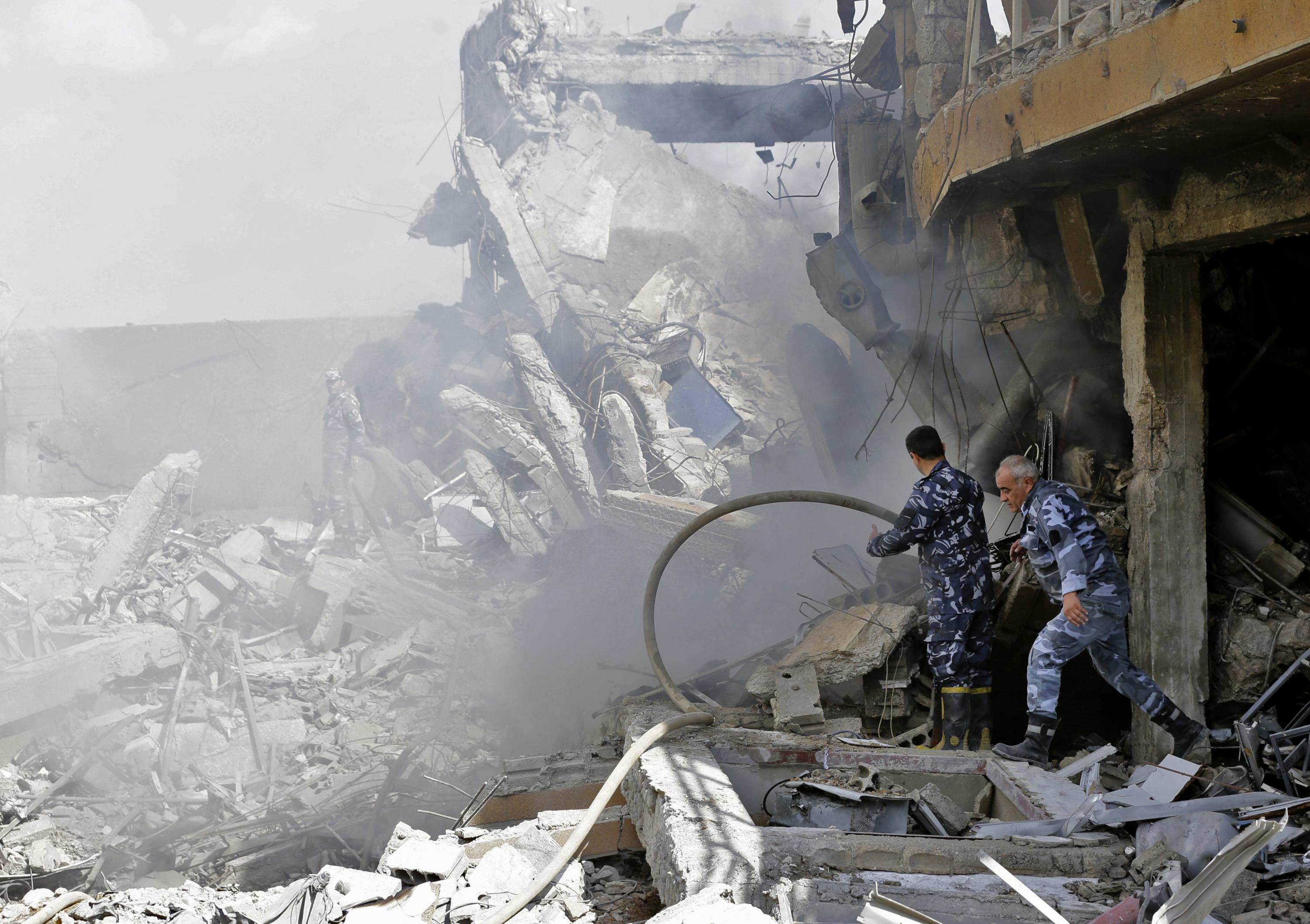 Soldados sirios inspeccionan un edificio derribado en un centro de investigaciones científicas en Barzeh, norte de Damasco. AFP photo | LOUAI BESHARA