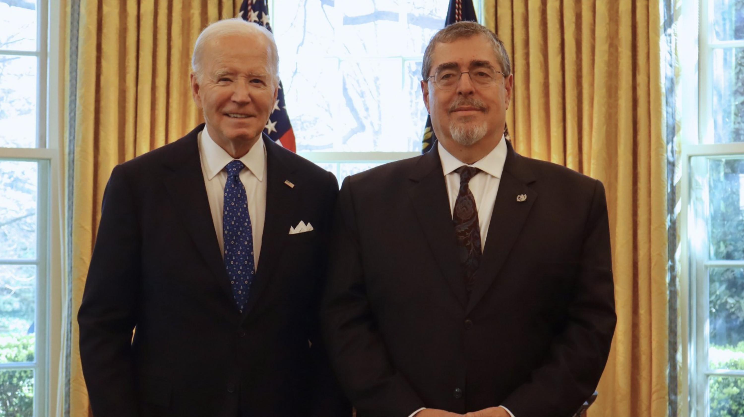 El presidente de Unidos, Joe Biden, y el de Guatemala, Bernardo Arévalo, el lunes 25 de marzo en el Despacho Oval. Foto de El Faro: Cortesía Presidencia de Guatemala.