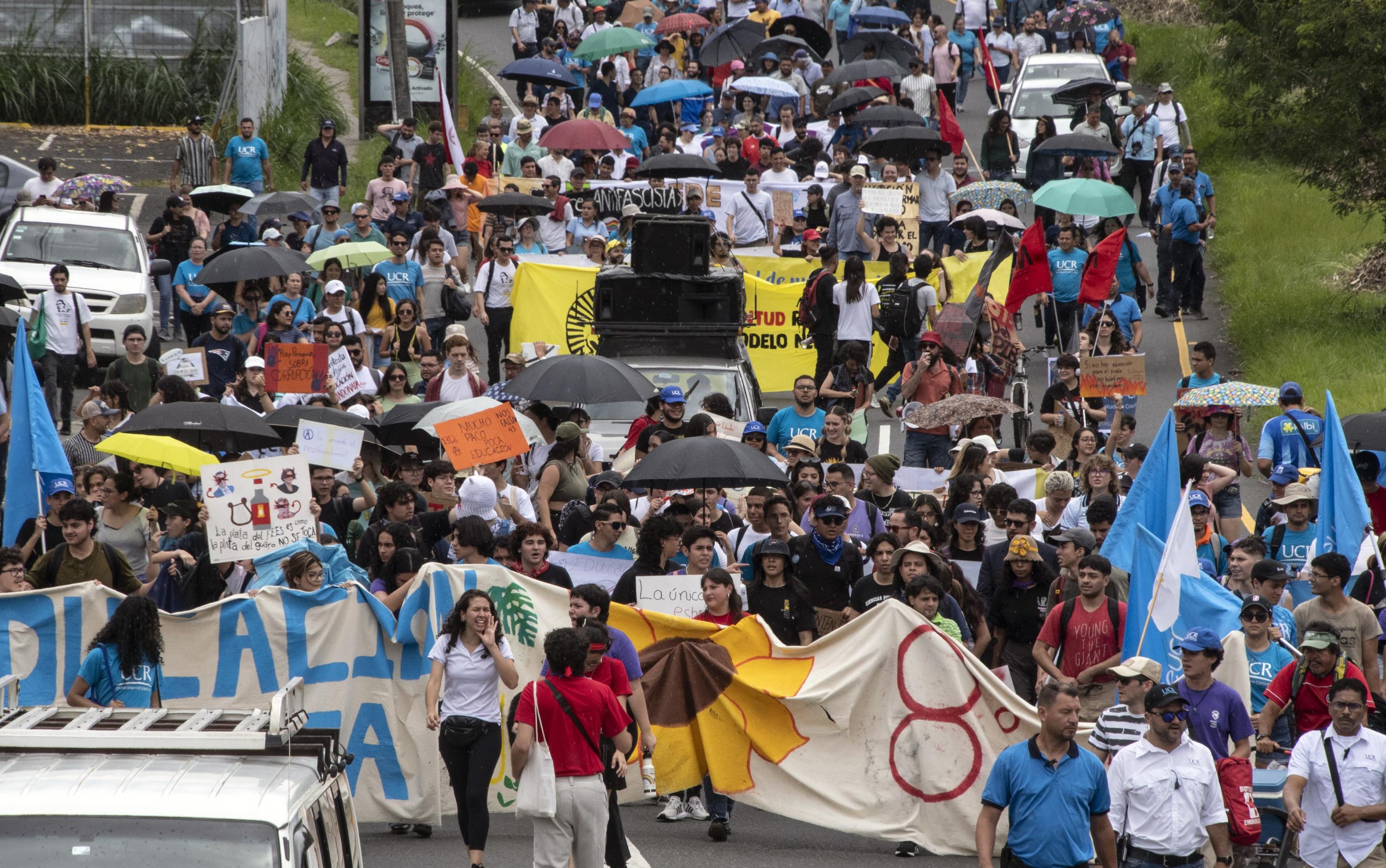 Grupos universitarios protestan contra recortes presupuestarios a la educación frente a la Casa Presidencial el 22 de agosto de 2023 en San José, Costa Rica. Foto de El Faro: Ezequiel Becerra/AFP.