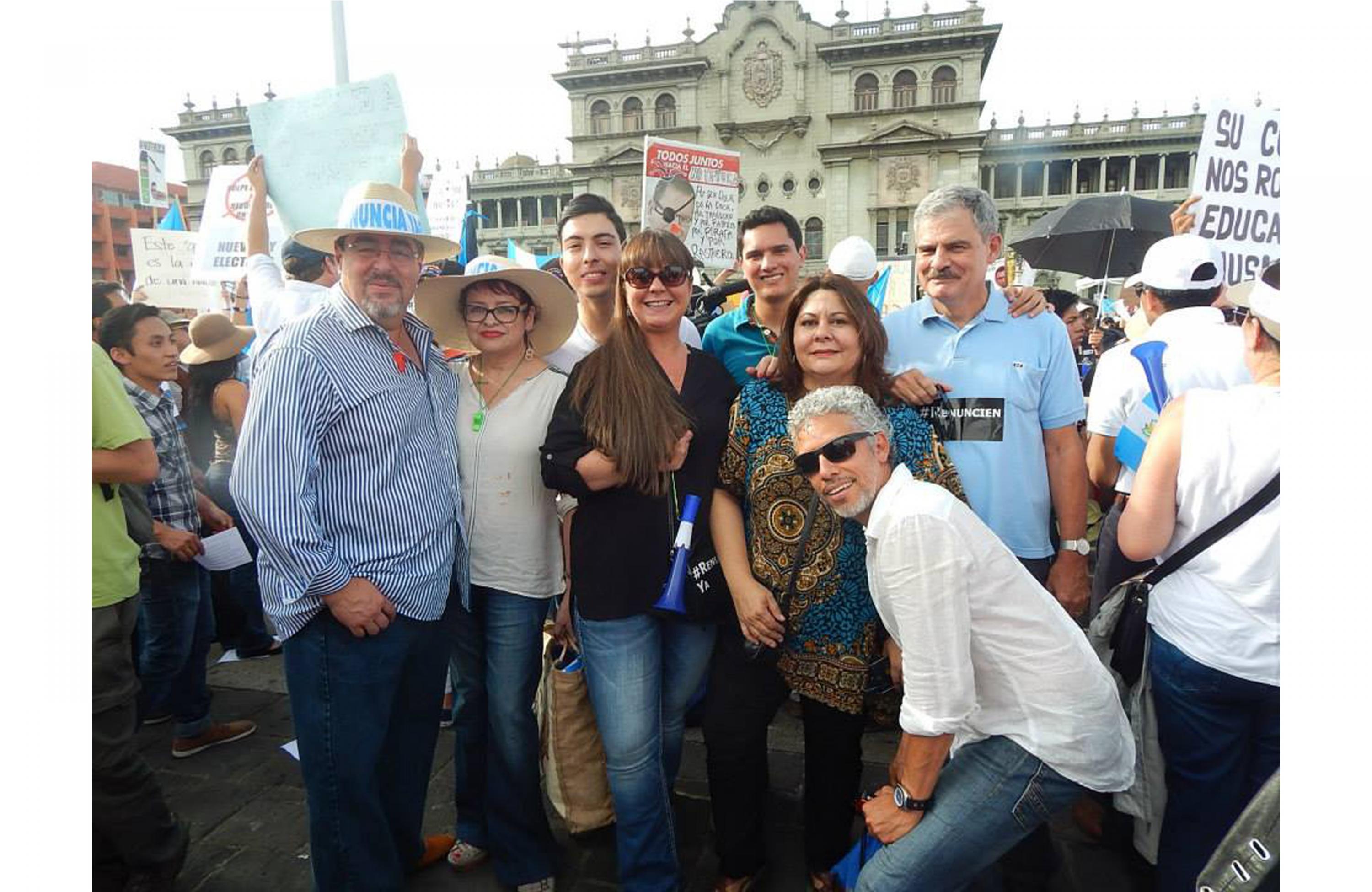 El 30 de mayo de 2015, menos de un mes después de que la FECI y la CICIG revelaran el caso de corrupción La Línea, los fundadores de Semilla participaron en una de las manifestaciones en la Plaza de la Constitución, en la capital guatemalteca. Foto: Facebook de Semilla
