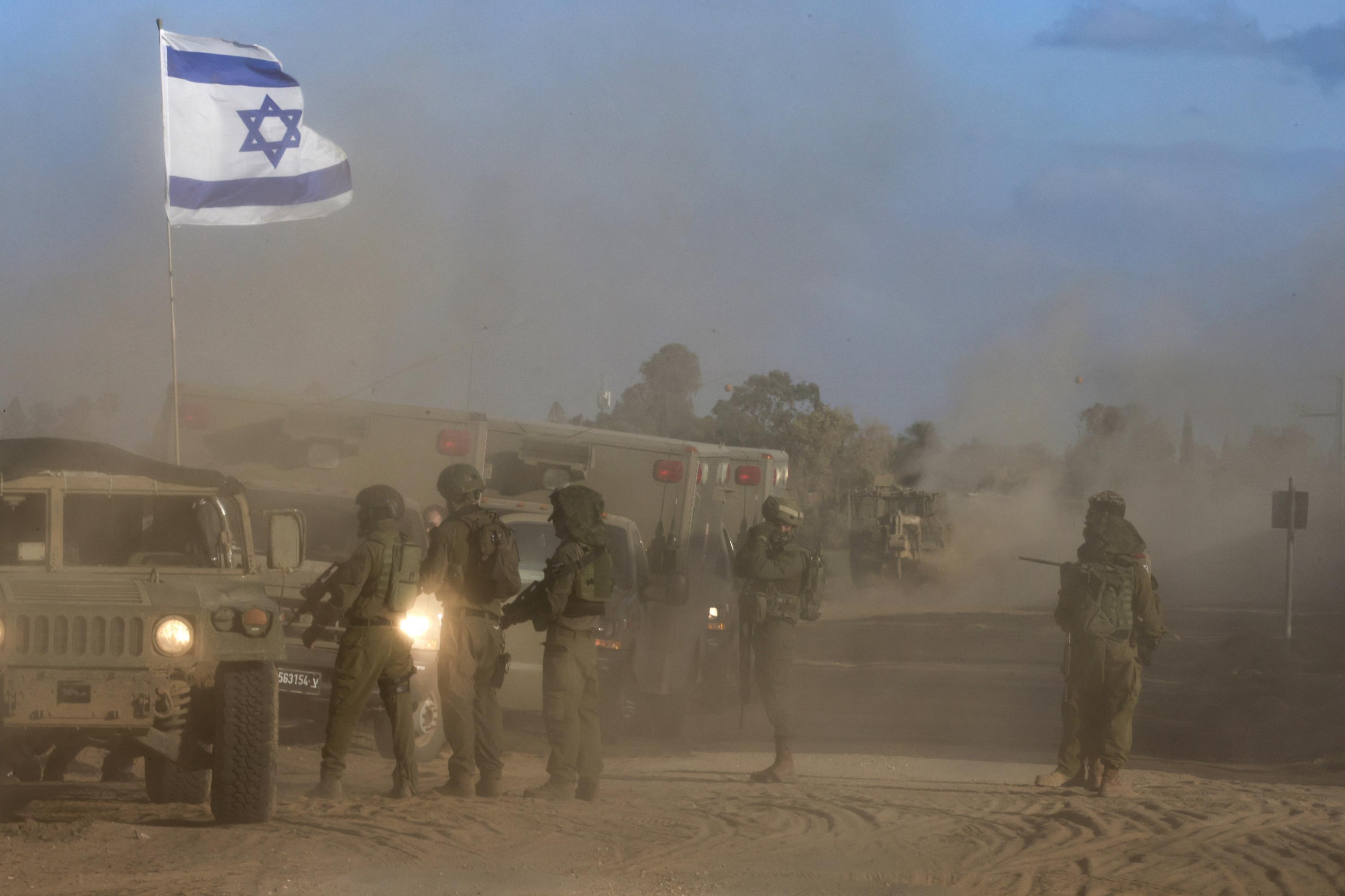 Soldados israelíes reunidos en medio del polvo al sur de Israel, cerca de la frontera con la Franja de Gaza, el 4 de marzo de 2024, mientras continúan las batallas entre Israel y el grupo militante palestino Hamás. Foto de El Faro: Menahen Kahana/ AFP.