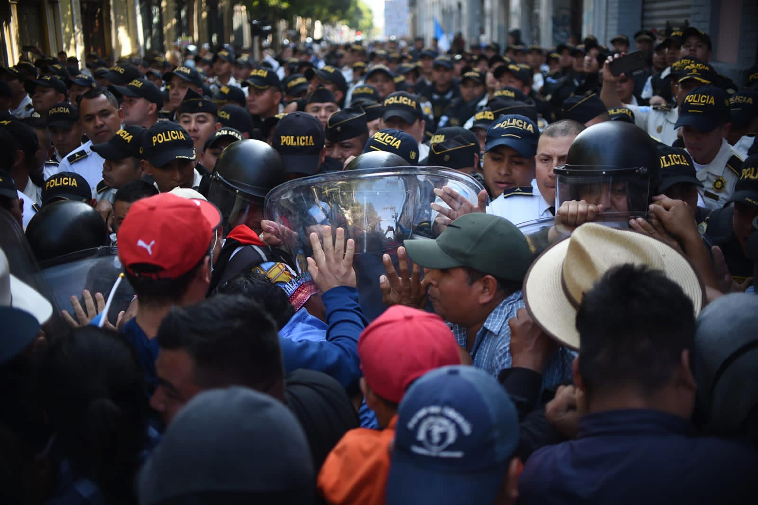 Cientos de guatemaltecos trataron de llegar hasta el Congreso para protestar contra los diputados que atrasaban el inicio de la nueva legislatura y la toma de posesión de Bernardo Arévalo. Una barrera policial intentó frenarlos. Foto de El Faro.