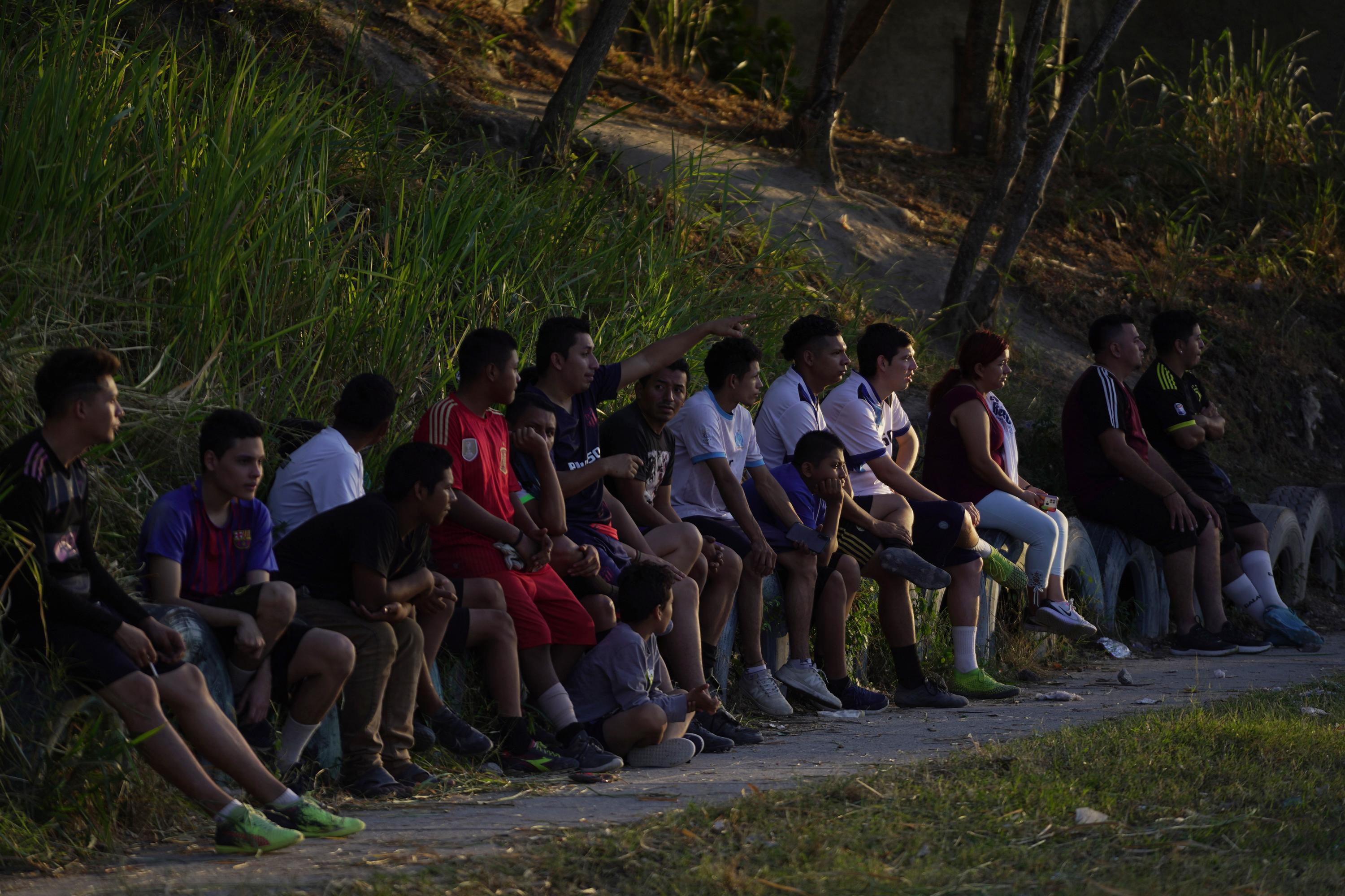 Habitantes de Las Cañas disfrutan del primer encuentro amistoso de fútbol que la comunidad organizó para reconstruir las relaciones que se perdieron bajo el dominio de las pandillas. Foto de El Faro: Víctor Peña. 