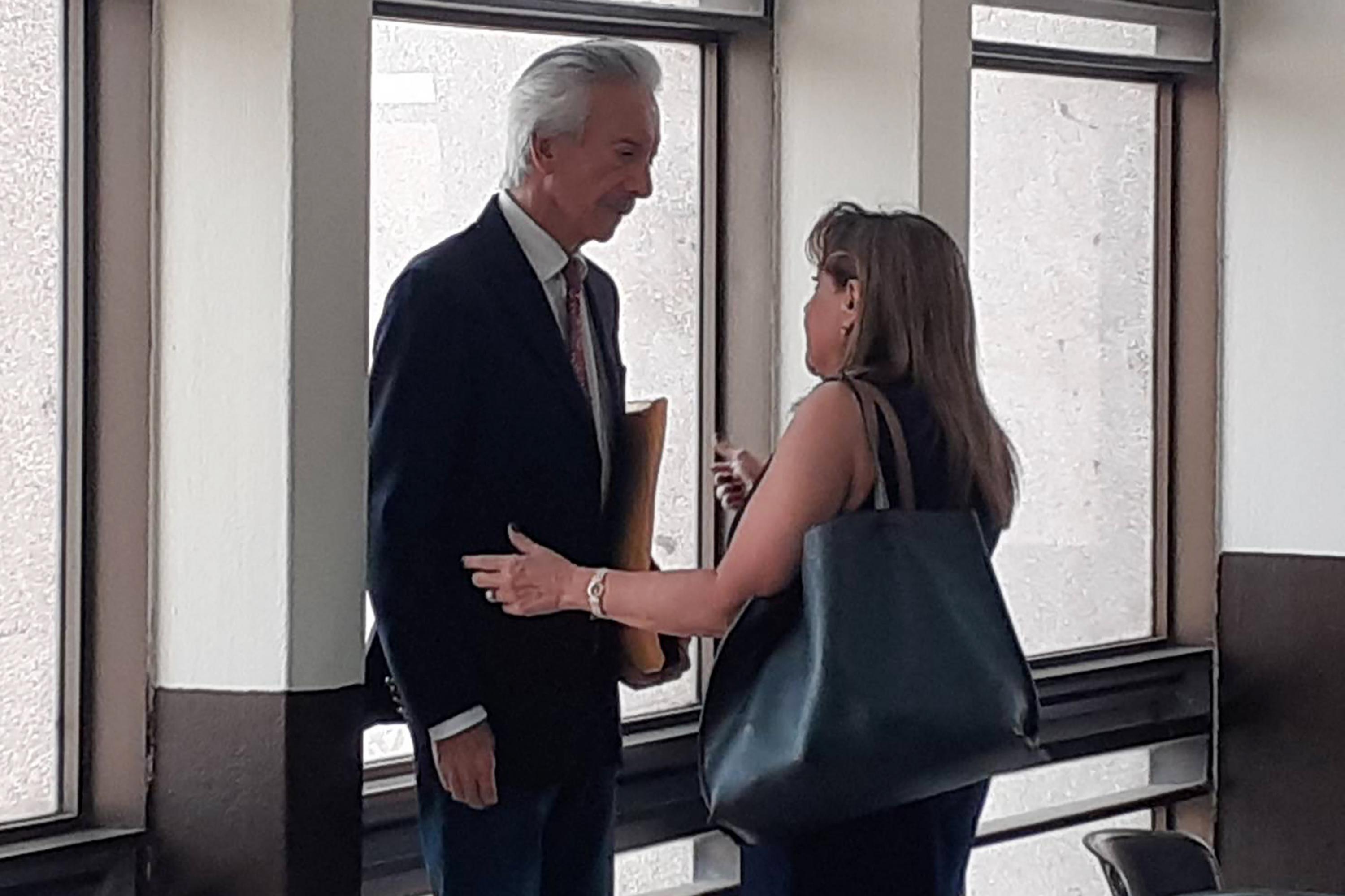 Journalist José Rubén Zamora converses with Patricia Guillermo de Chea, his defense attorney who stepped aside from the case on May 11, 2023. Photo Julie López