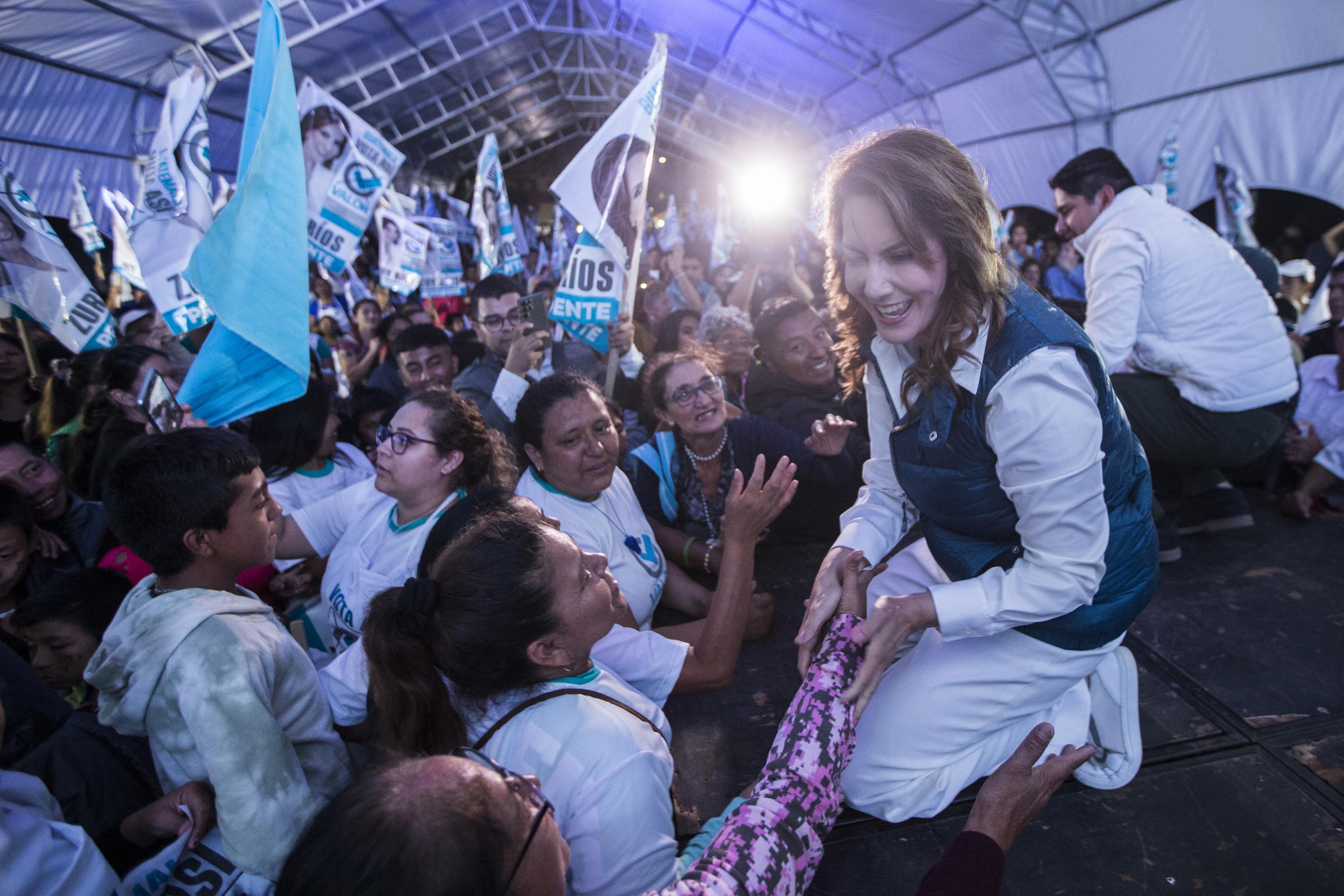 Zury Ríos cerró su campaña la tarde del jueves 22 de junio, en el Antiguo Estadio del Ejército de la Ciudad de Guatemala. Fue la última de todos los candidatos que subieron al escenario para hablarle a una multitud que coreaba su nombre. Un discurso sobre Dios, la familia y la vida, y una frase que, asegura, le dictó su padre antes de morir: “Si algún día Dios te da la oportunidad de servir a Guatemala, hazlo con amor,  hazlo por servicio y con entrega”. En la imagen, Zury Ríos saluda sus simpatizantes en la colonia Villa Lobos 2, en Villa Nueva, municipio satélite de la capital.