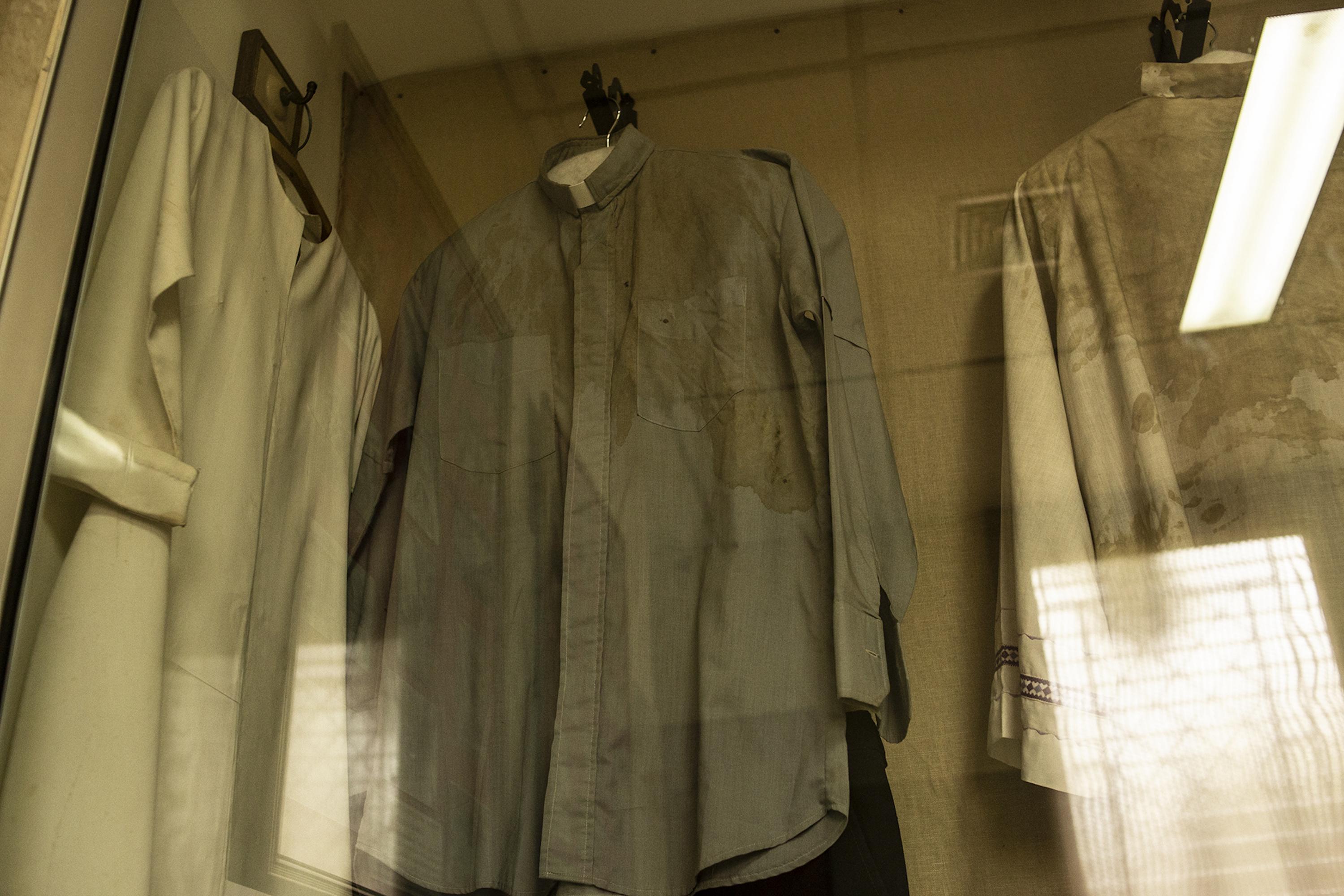 The vestments that Monsignor Romero used for his last mass are now kept in the bedroom of his small house on the grounds of the Divine Providence Hospital. Today the house is a museum. The blood stains and bullet hole are visible on the left side of the gray shirt. Photo for El Faro: Carlos Barrera.