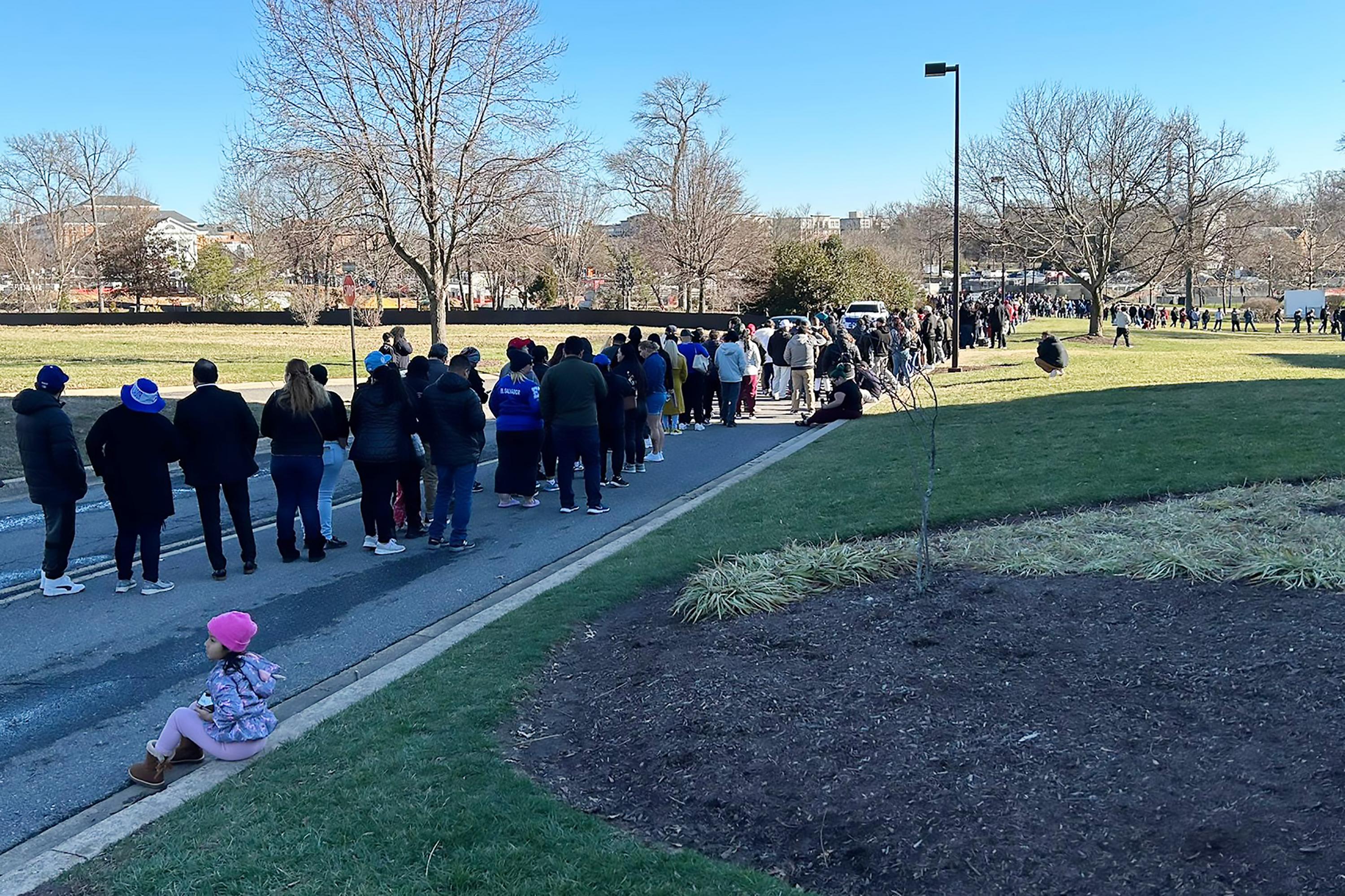 Hundreds of voters and their families stood in line for up to five hours outside the College Park Marriott in Silver Spring, Maryland, to vote in the Salvadoran elections on Feb. 4, 2024. Photo José Luis Sanz