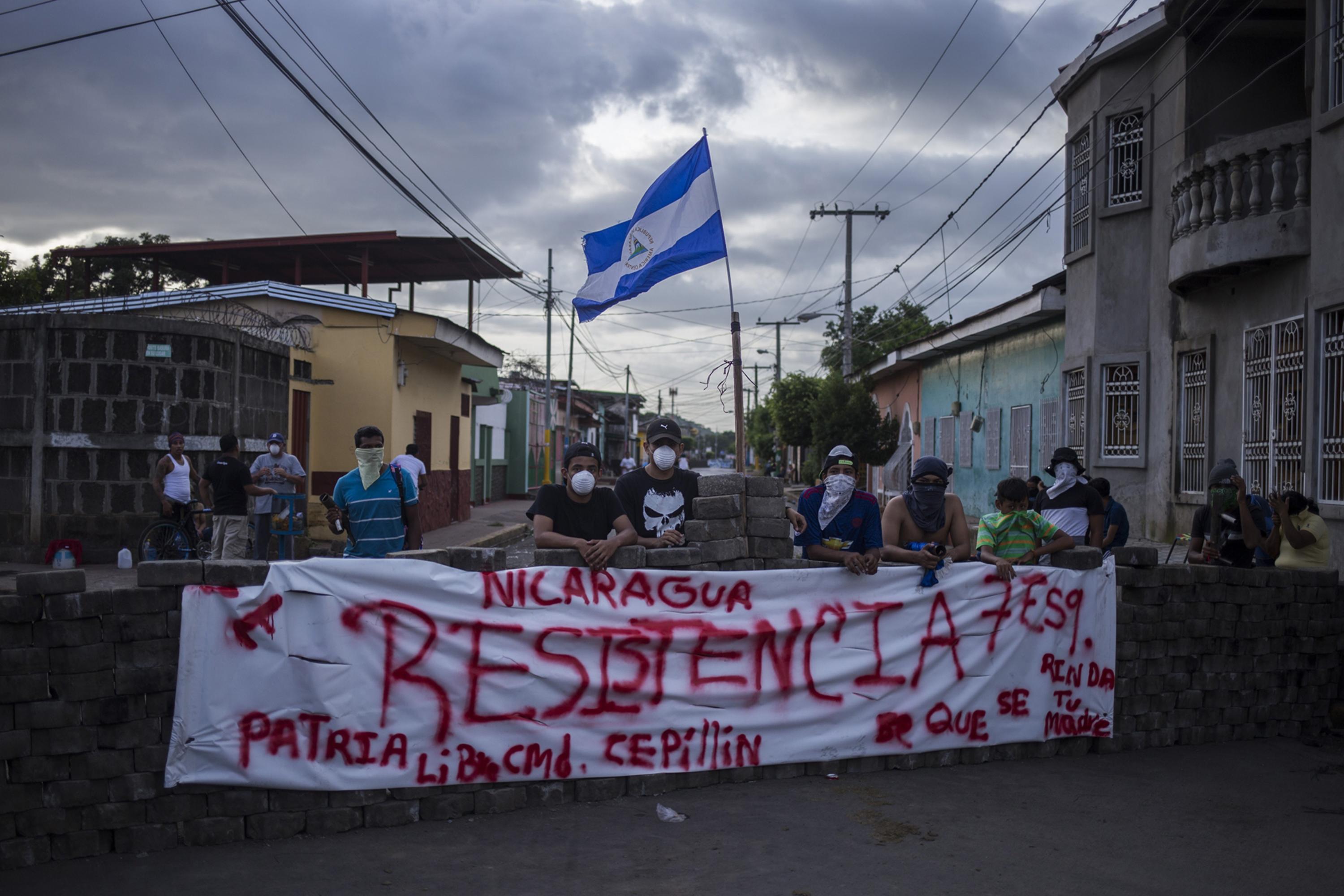 The resistance blocks access to Masaya on Casa de Leña street, which connects with the Monimbó neighborhood. By June 2018, confrontations had left six people dead and more than 100 injured. Photo Víctor Peña