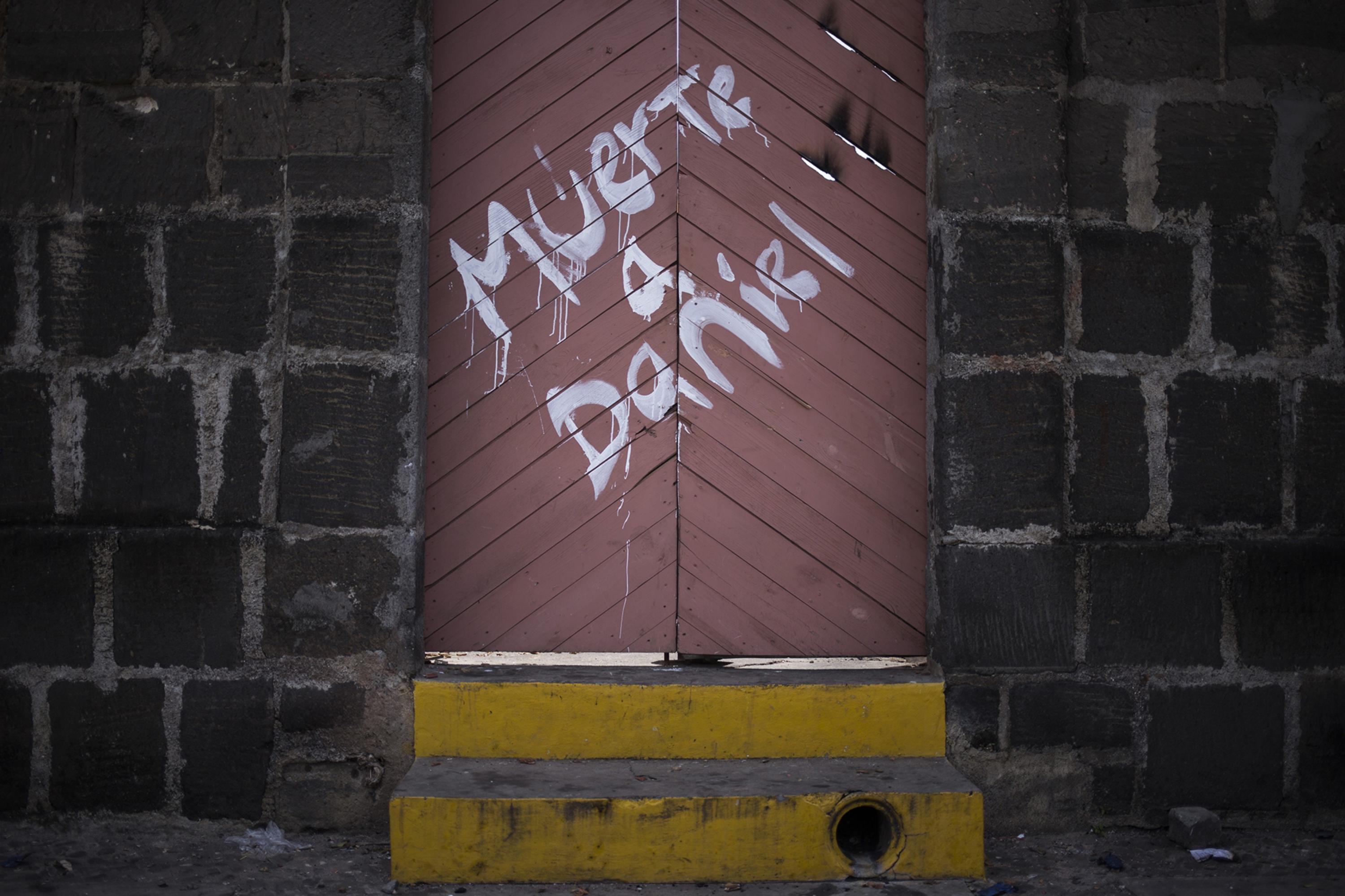 In 2018 the walls of Masaya were tagged with messages against Daniel Ortega and Rosario Murillo. Residents of the city spoke then of two revolutions: the first, at the end of the 1970s, in support of Daniel Ortega; the second, starting in April 2018, against the same former Sandinista commander. Photo Víctor Peña