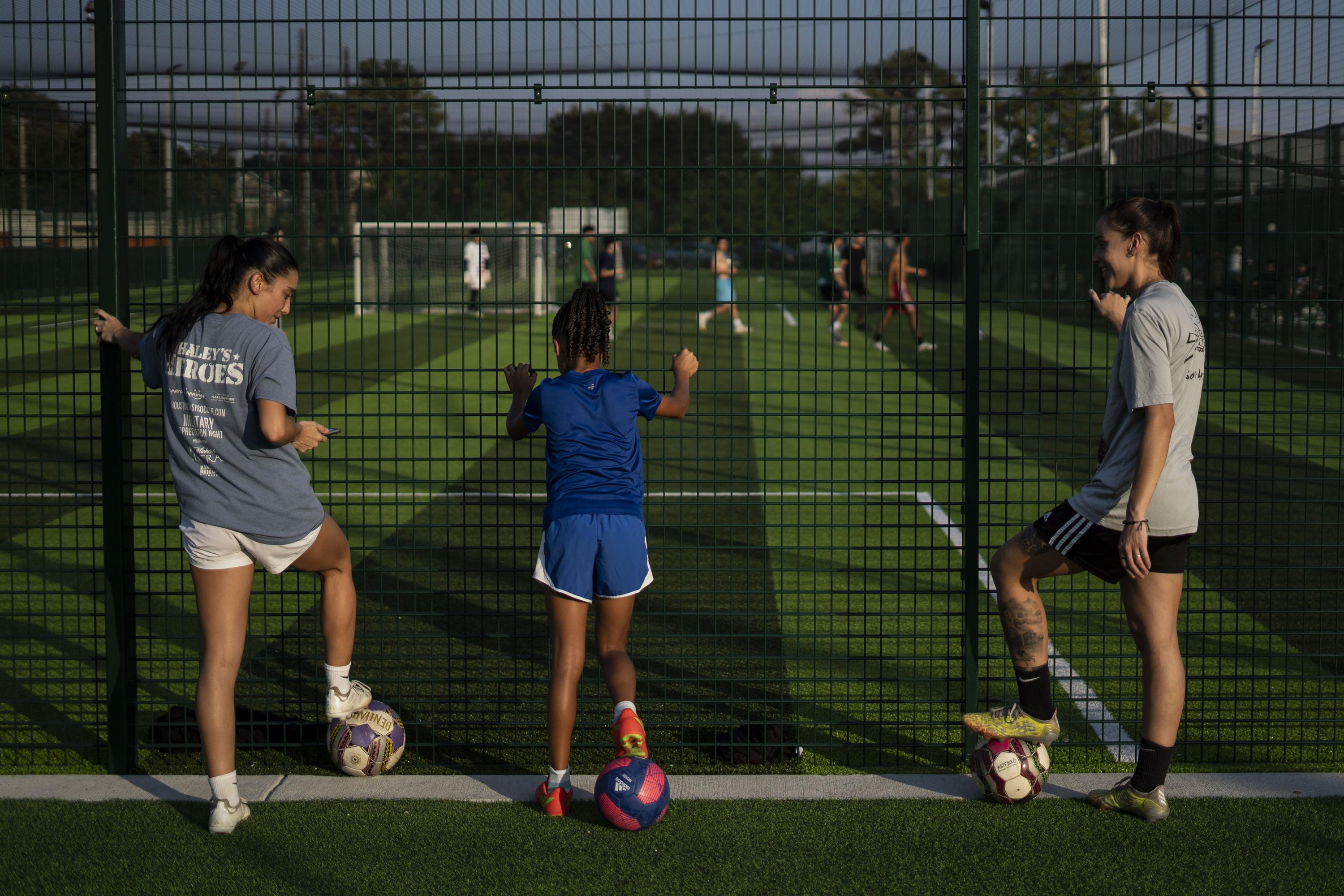 Reina y Megan dan clases privadas de fútbol. Después de las clases, ambas retoman sus prácticas en la cancha de fútbol en los alrededores de su ciudad. Foto de El Faro: Víctor Peña. 
