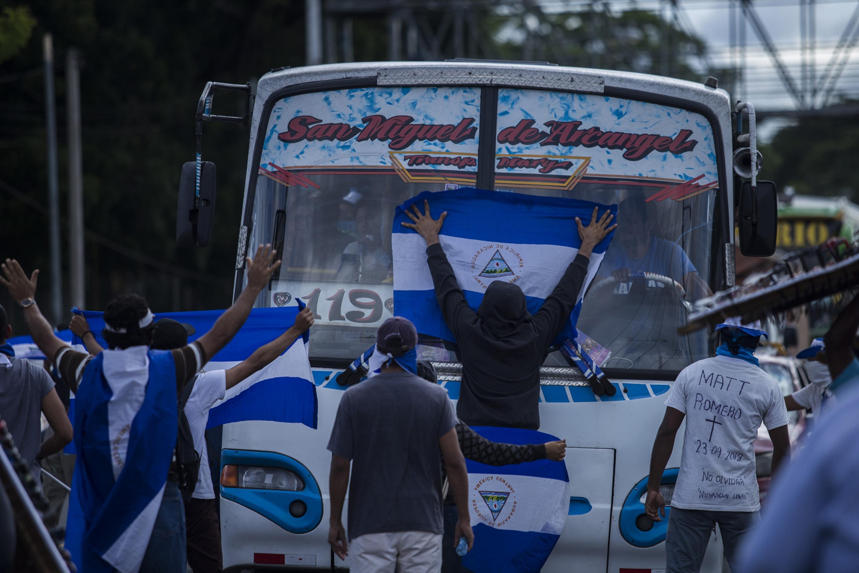 A group of around 100 people at a protest in front of the UCA in Managua on Sep. 26, 2018. The Police blocked the street to cut off the path of the anti-government march. Photo Víctor Peña
