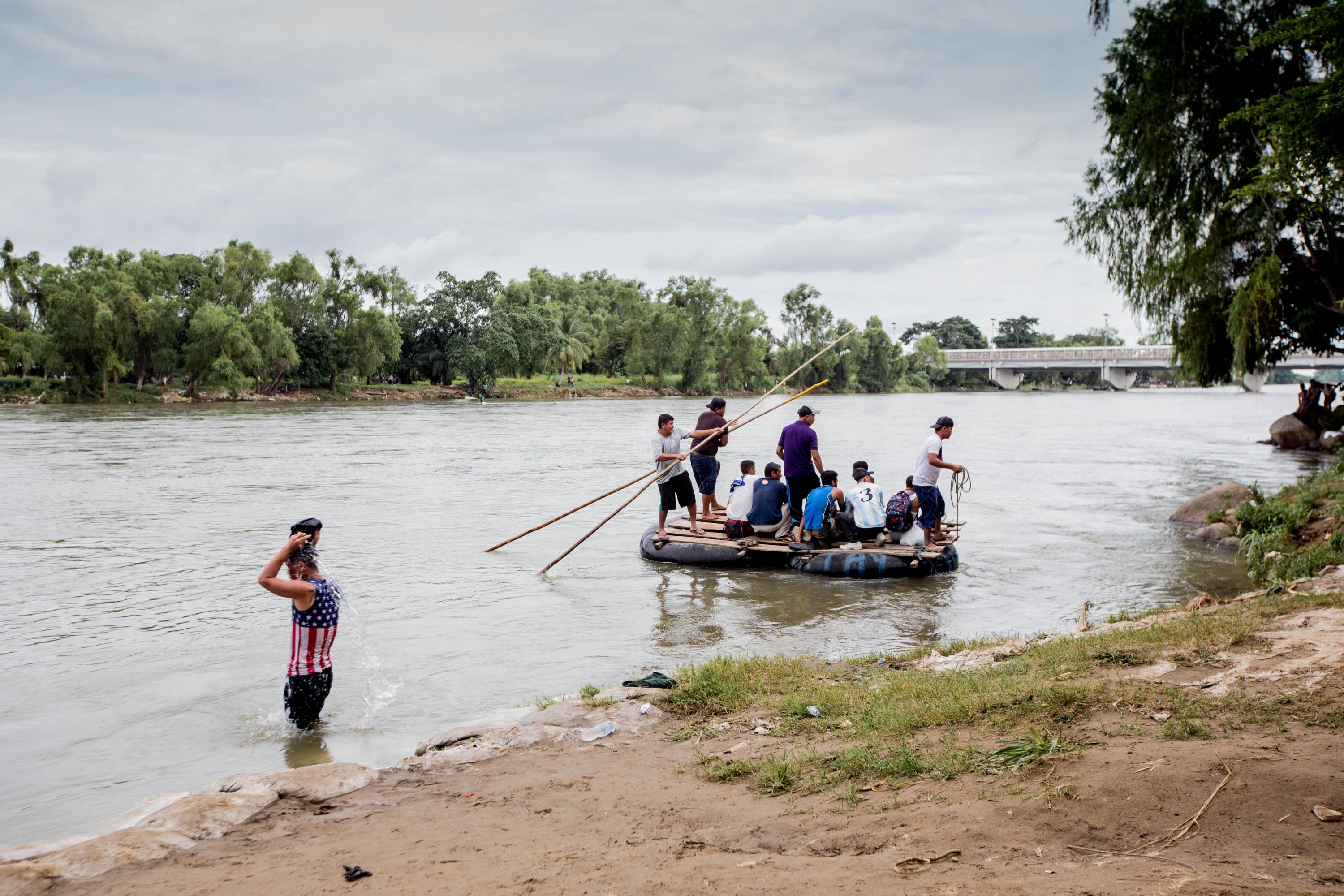 Sábado 20 de octubre.  A lo largo de ese día, la concentración de migrantes sobre el puente fue disminuyendo a pasos agigantados. Miles atravesaron por su cuenta el río Suchiate. Foto: Fred Ramos