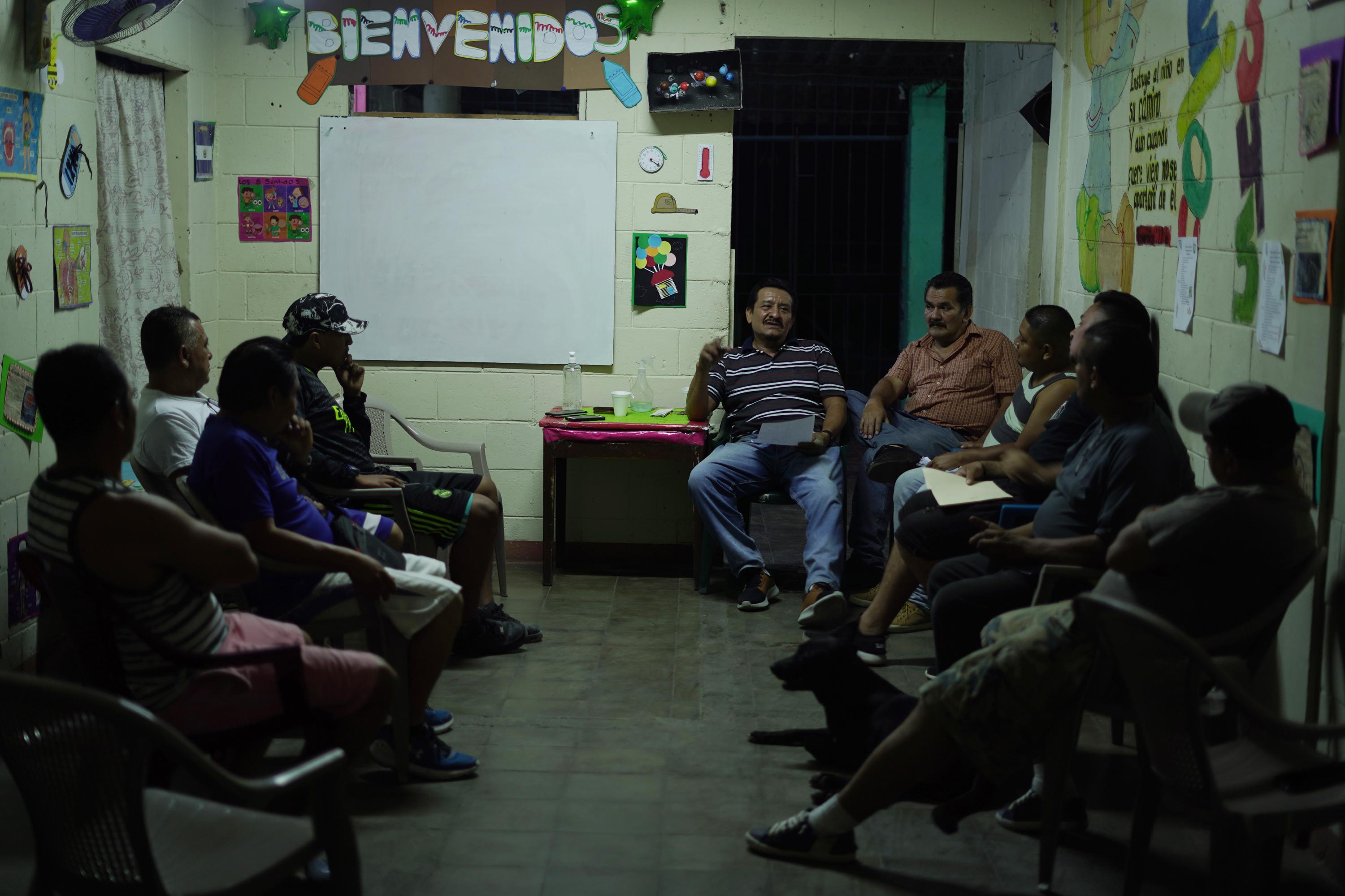 habitantes de Las Cañas discuten sobre la organización del torneo de fútbol para unificar a la comunidad. El grupo está conformado por vecinos de la parte alta y de la parte baja. Foto de El Faro: Víctor Peña. 
