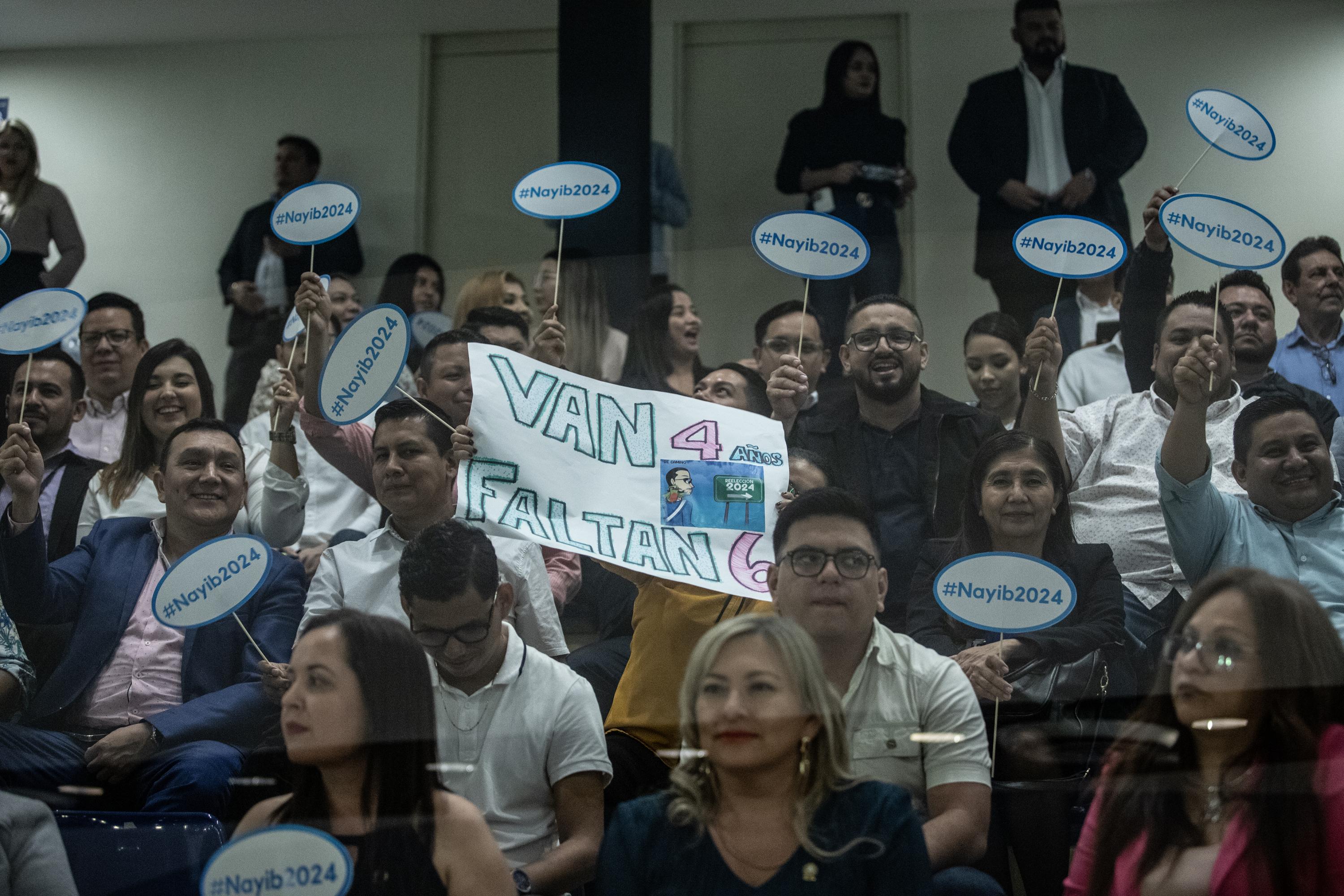 En el área de visitas de la Asamblea, los asistentes se habían organizado con pancartas y rótulos para apoyar la candidatura de reelección de Nayib Bukele en las elecciones del 2024. Foto de El Faro: Carlos Barrera