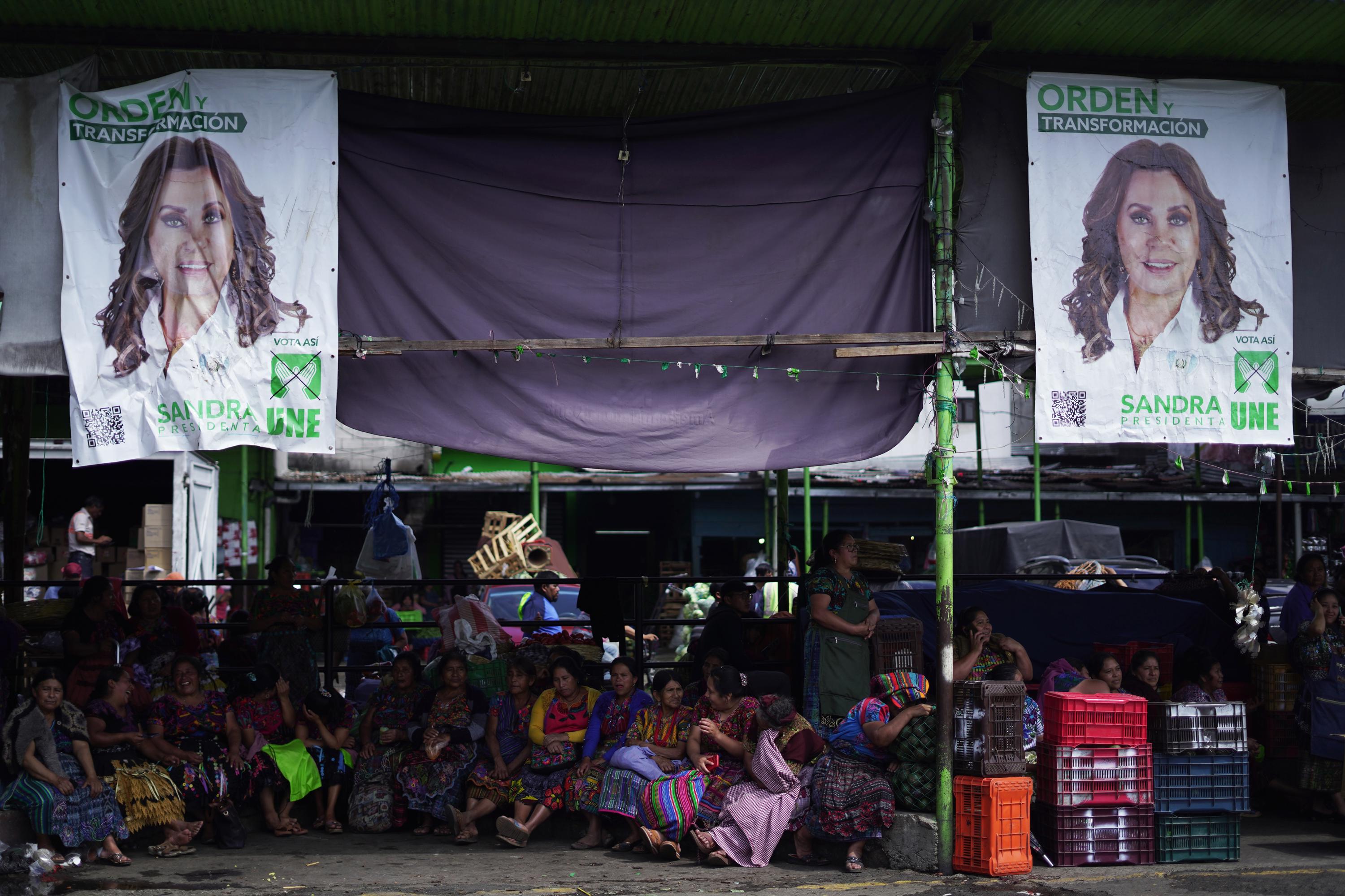 La presencia y aceptación de la candidata Sandra Torres es muy evidente en el mercado La Terminal, la central de abastos más grande Guatemala, ubicado en la Zona 4 de la capital,  donde sus más de 45 mil vendedores han ofrecido el apoyo para ella y sus partido. No existe más propaganda en los pasillos y puestos comerciales de ese mercado. Olga Argueta es la presidenta de los vendedores de La Terminal. Dice que su edad es un secreto profesional. Una lideresa de pequeña estatura, viste una blusa café claro, pantalón negro y botas casi hasta las rodillas y con muchas joyas doradas al cuello y manos. Olga asegura que muchos candidatos pidieron permiso para ingresar al mercado, pero los vendedores ya tenían un acuerdo total para apoyar a Torres. “Ya estábamos con ella. Es una infidelidad aceptar a otros; somos leales y fieles a Sandra Torres”, sentencia.