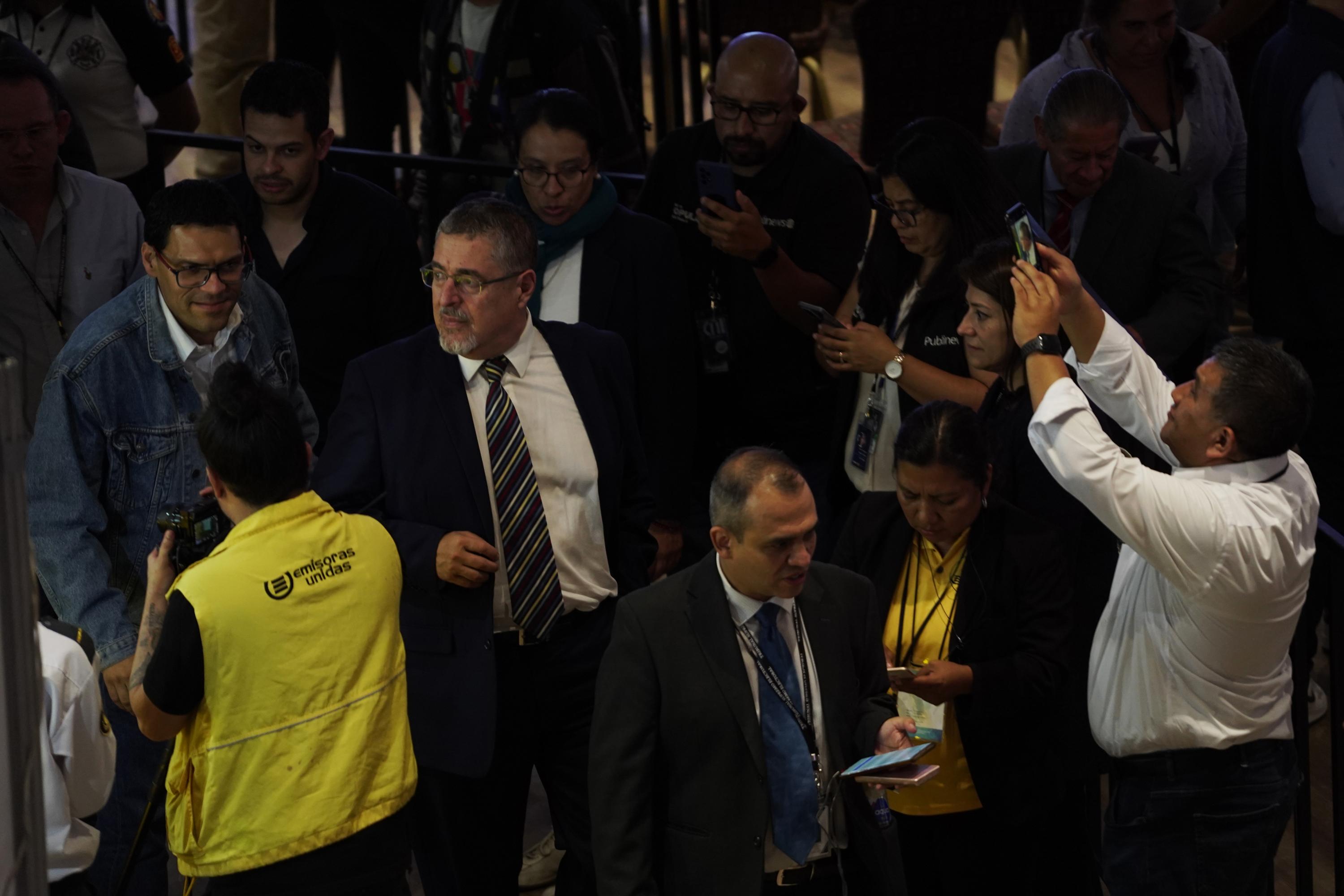 Bernardo Arévalo, presidential candidate for the Semilla party, during the vote count at the Tikal Futura hotel, headquarters of the Supreme Electoral Tribunal, on the night of June 25. Photo by El Faro: Víctor Peña.