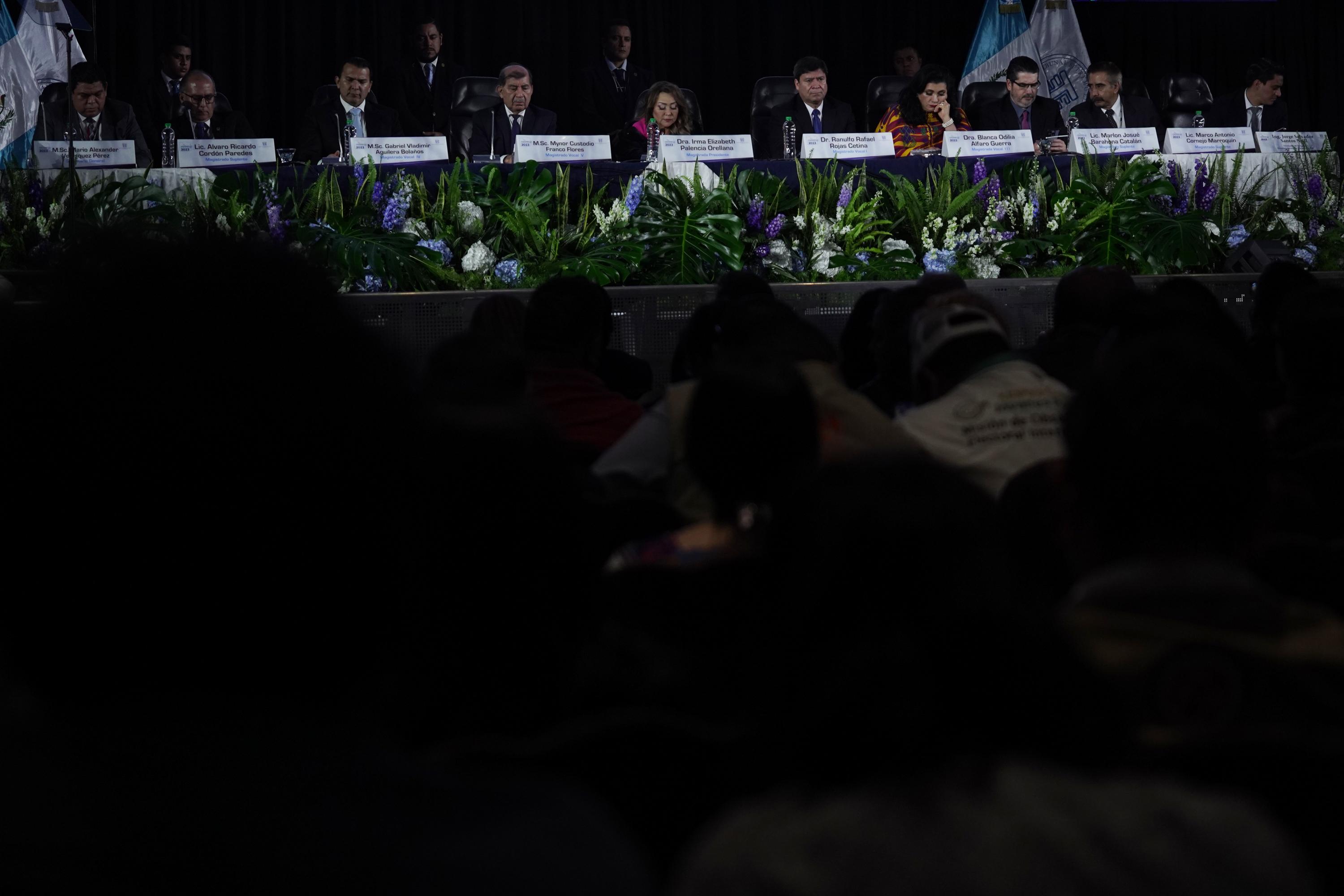 Magistrados del Tribunal Supremo Electoral brindan declaraciones sobre los primeros resultados de las elecciones guatemaltecas, el 25 de junio de 2023, en las que los partidos UNE y Semilla ocuparon los primeros lugares y se metieron a una segunda contienda. Foto de El Faro: Víctor Peña