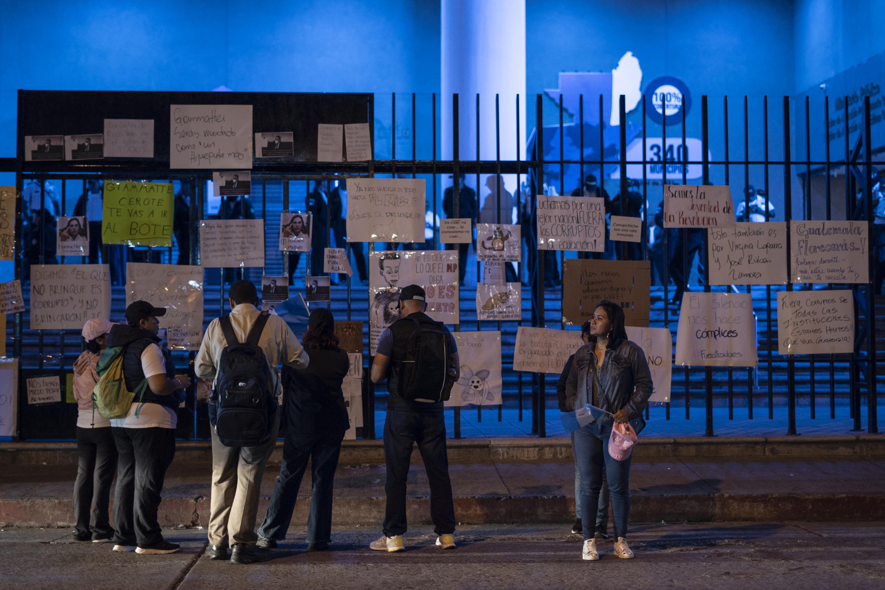 Las autoridades del Ministerio Público instalaron barrotes para que los manifestantes no ingresen al edificio. Ahora en cada protesta esos mismos barrotes sirven de soporte para los carteles y las consignas que los guatemaltecos dejan. Foto de El Faro: Víctor Peña.