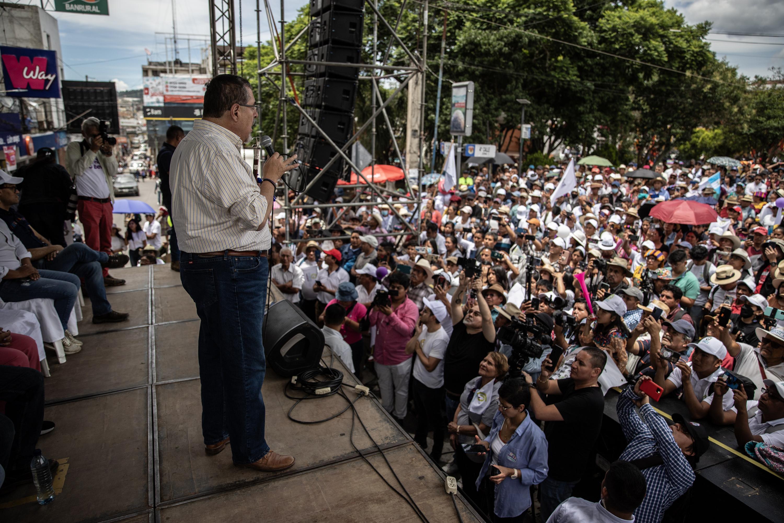 Hundreds gather in the central park of Santa Cruz Quiché to hear Bernardo Arévalo speak on the campaign trail on August 12, 2023, on the last weekend before the second-round presidential elections. Photo Carlos Barrera