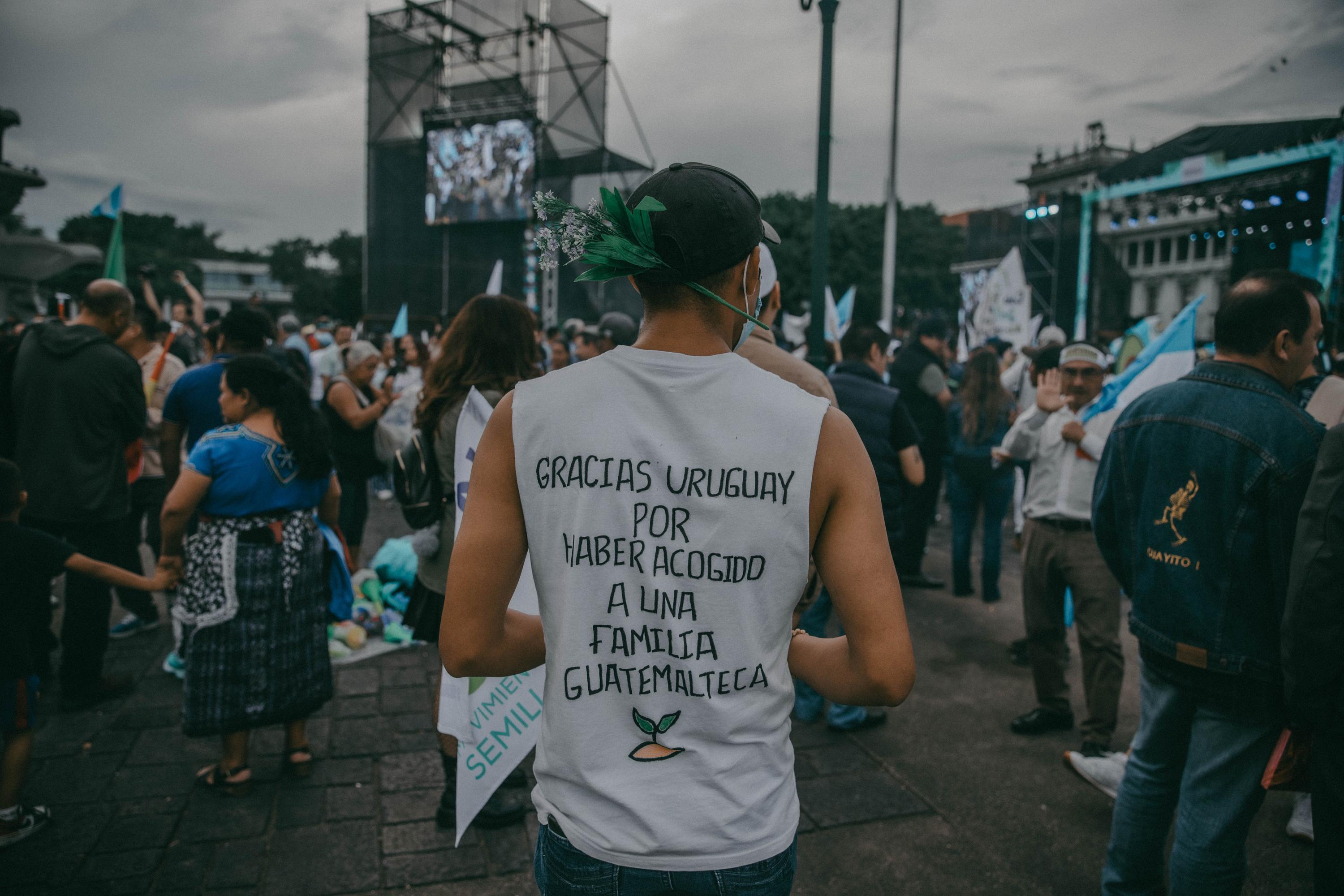 Durante el cierre de campaña del movimiento Semilla en la Plaza Central de la Ciudad de Guatemala, un militante portaba una camisa con un texto que decía, 