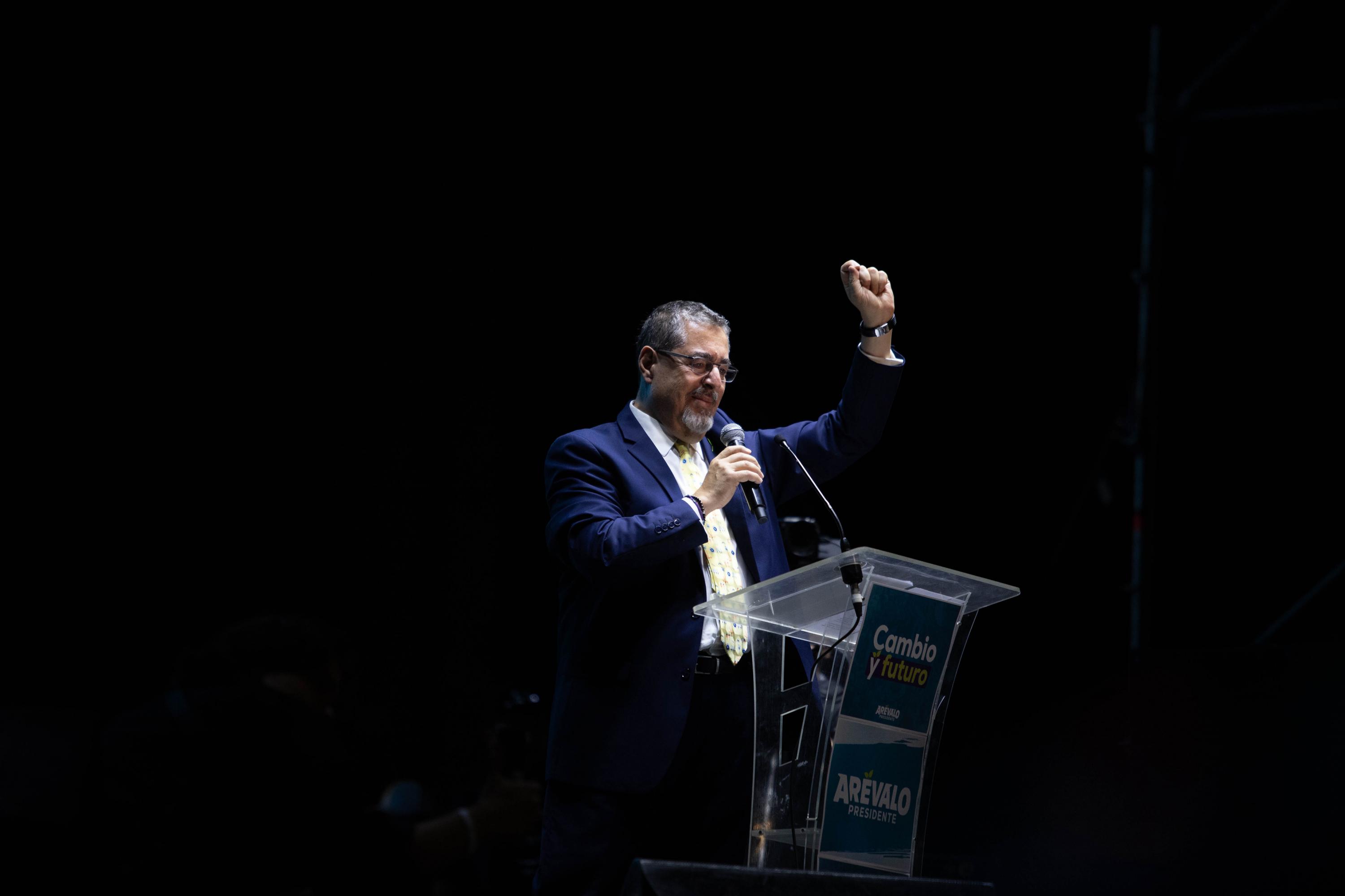 El candidato de Movimiento Semilla, Bernardo Arévalo, durante su discurso en la Plaza Cívica en la que llamó a sus seguidores a unirse: 