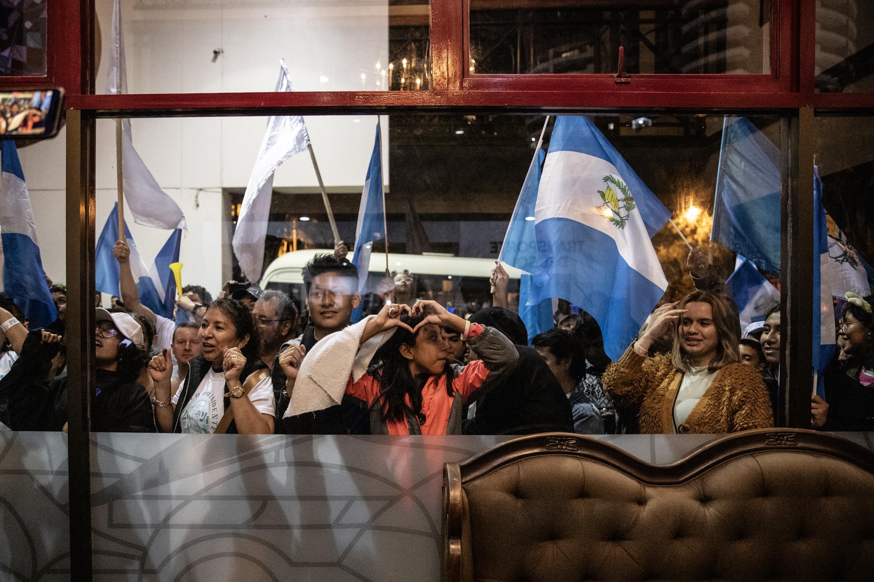 Cientos de personas se agruparon en la entrada del hotel Las Américas, en la zona 14, de Ciudad Guatemala para celebrar la victoria del partido Movimiento Semilla. Foto de El Faro: Carlos Barrera