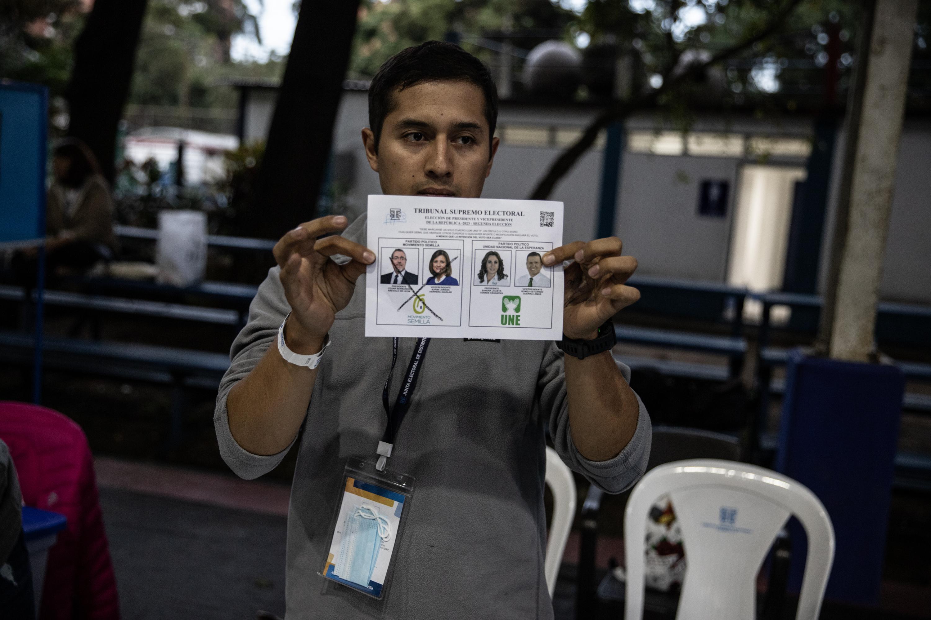 En la mesa 1094 del centro de votación Club Los Arcos, en la zona 14 de la capital guatemalteca, Semilla duplicó la cantidad de votos del partido UNE. Foto de El Faro: Carlos Barrera