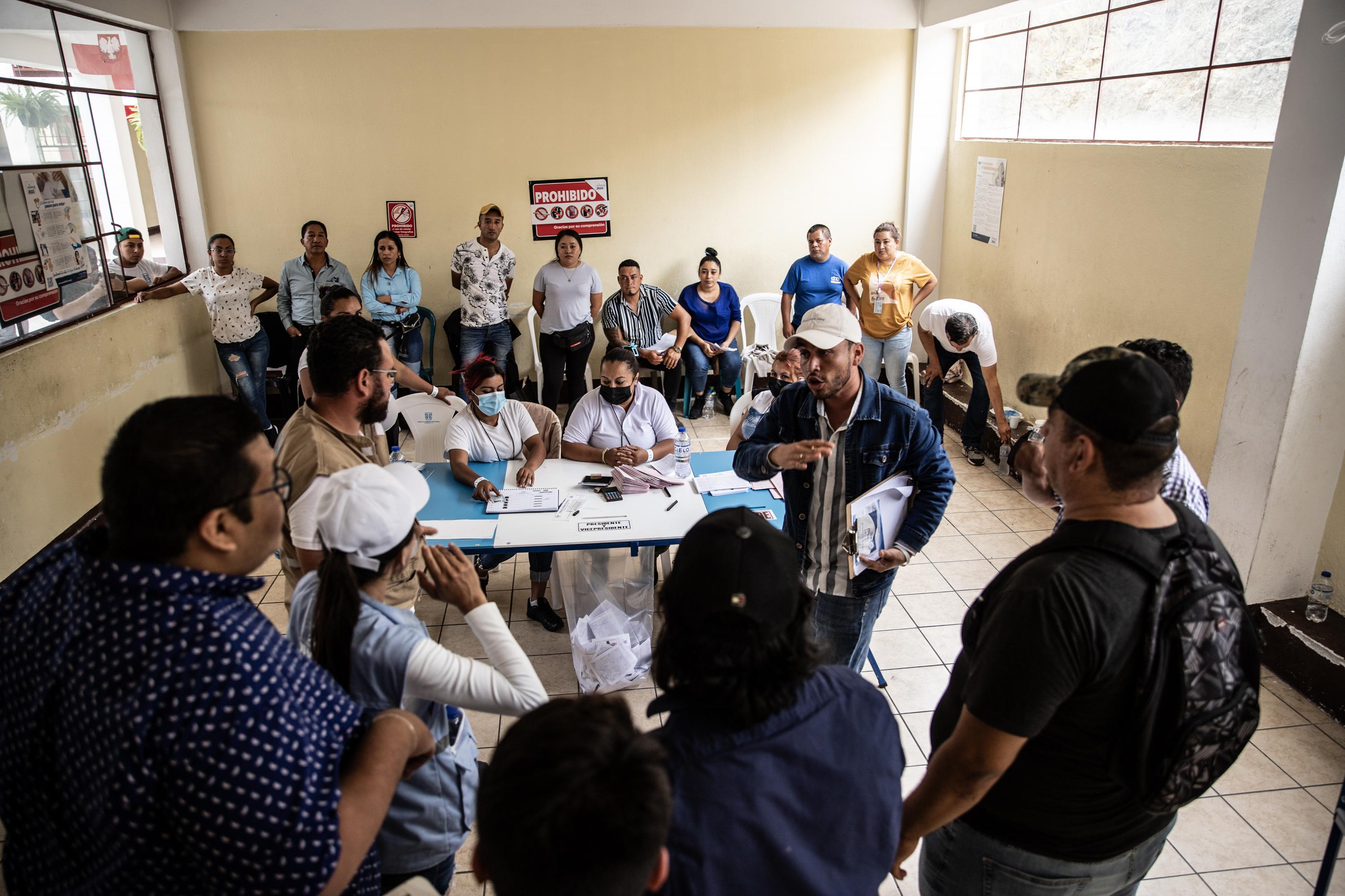 En la Junta Receptora de Votos 2302, del centro de votación Nito Palencia de San José del Golfo, departamento de Guatemala, se repitieron las elecciones debido a disturbios en la primera vuelta. En la repetición de la votación, este 20 de agosto, la Fiscalía tuvo que intervenir para resolver irregularidades. Foto de El Faro: Carlos Barrera.