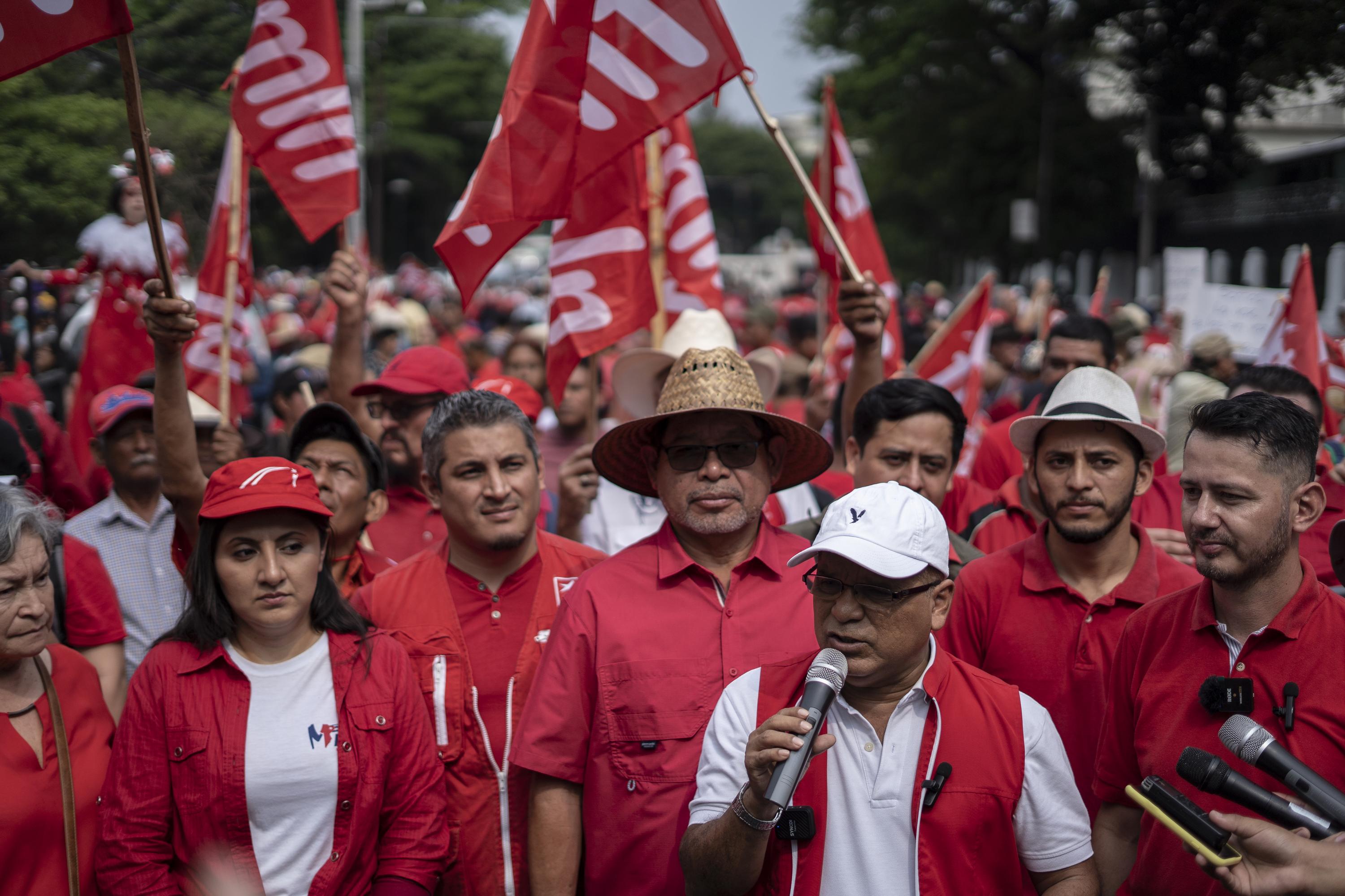 Óscar Ortiz, secretario general del  partido FMLN, ofrece declaraciones a la prensa, durante la marcha del 1 de Mayo de 2023, realizada en las calles de San Salvador. Foto de El Faro: Víctor Peña. 