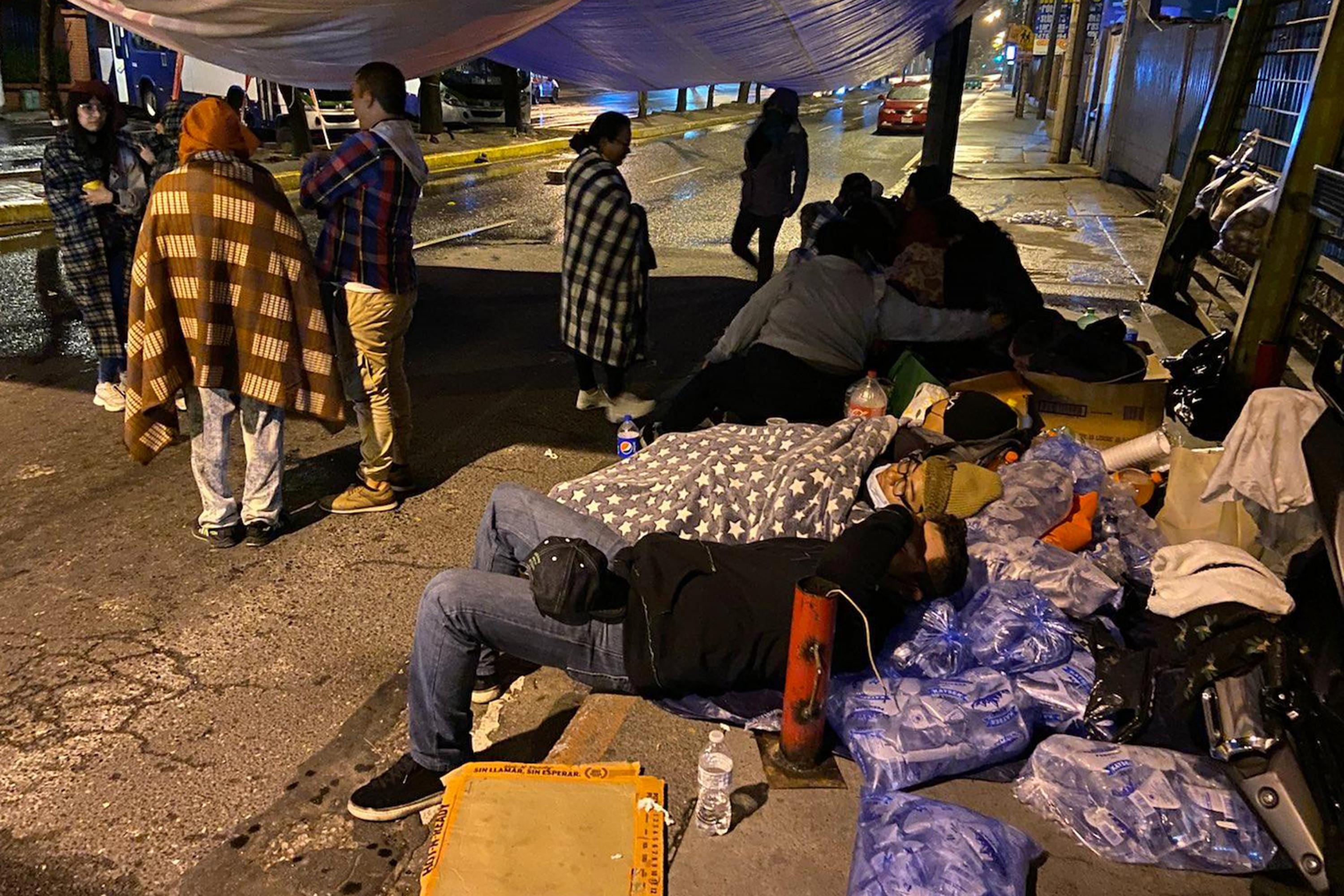 Manifestantes que cerraron la Avenida Petapa frente a la Universidad de San Carlos pasan la noche debajo de una carpa durante el paro nacional que ha paralizado Guatemala desde el lunes 2 de octubre. Foto de El Faro: Roman Gressier
