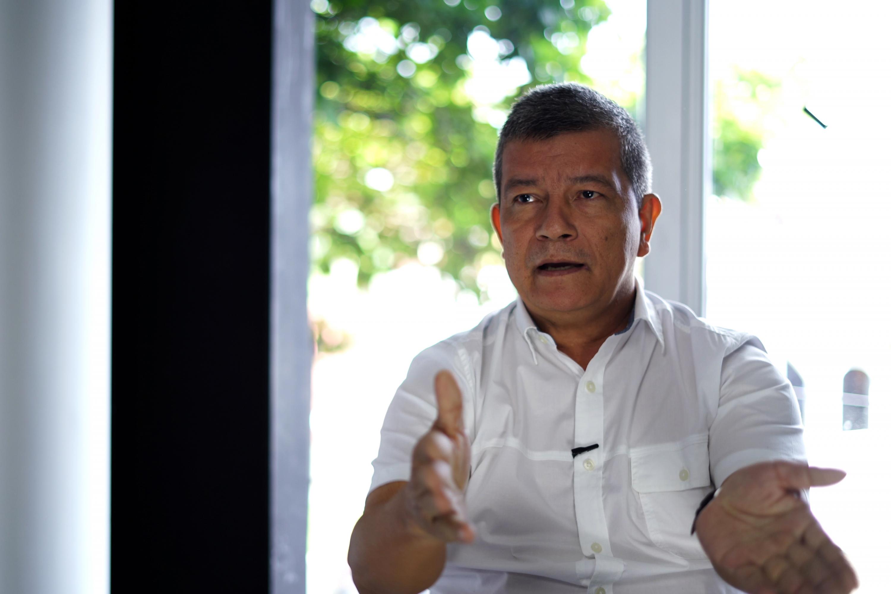 Manuel Flores, candidato presidencial por el FMLN, durante entrevista con El Faro. San Salvador, 10 de octubre de 2023. Foto de El Faro: Víctor Peña. 