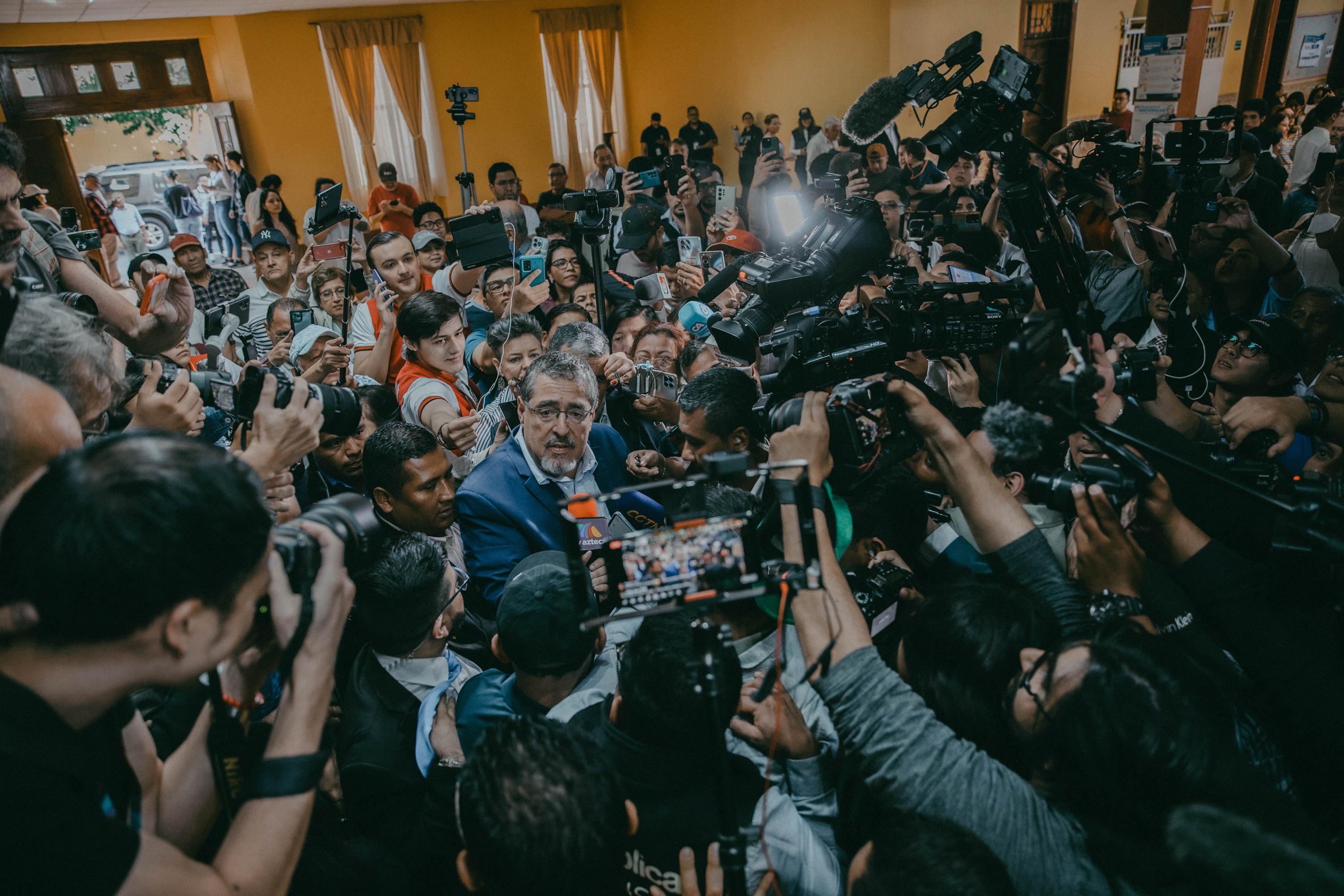 When he voted in the first-round elections, Arévalo strolled into the polling station with barely any press around him. At the time, he was in eighth place in the polls. Two months later, on Sunday, August 20, his security team cleared space to let him get out of his vehicle, and Arévalo had to navigate his way through a scrum of journalists to cast his vote.