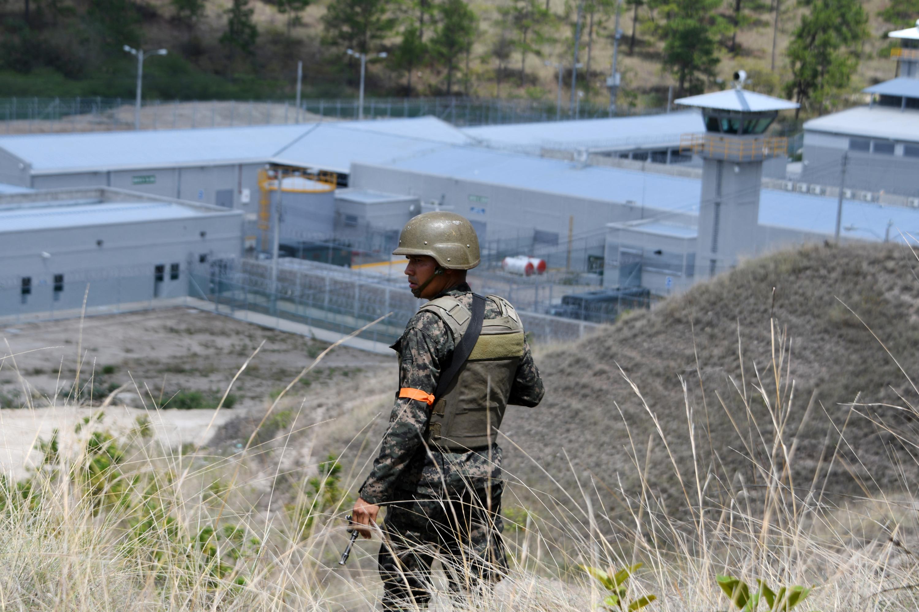 The Honduran army guards the El Pozo II medium security prison in Moroceli, department of El Paraíso, 70 km east of Tegucigalpa, on May 16, 2017. Photo Orlando Sierra/AFP