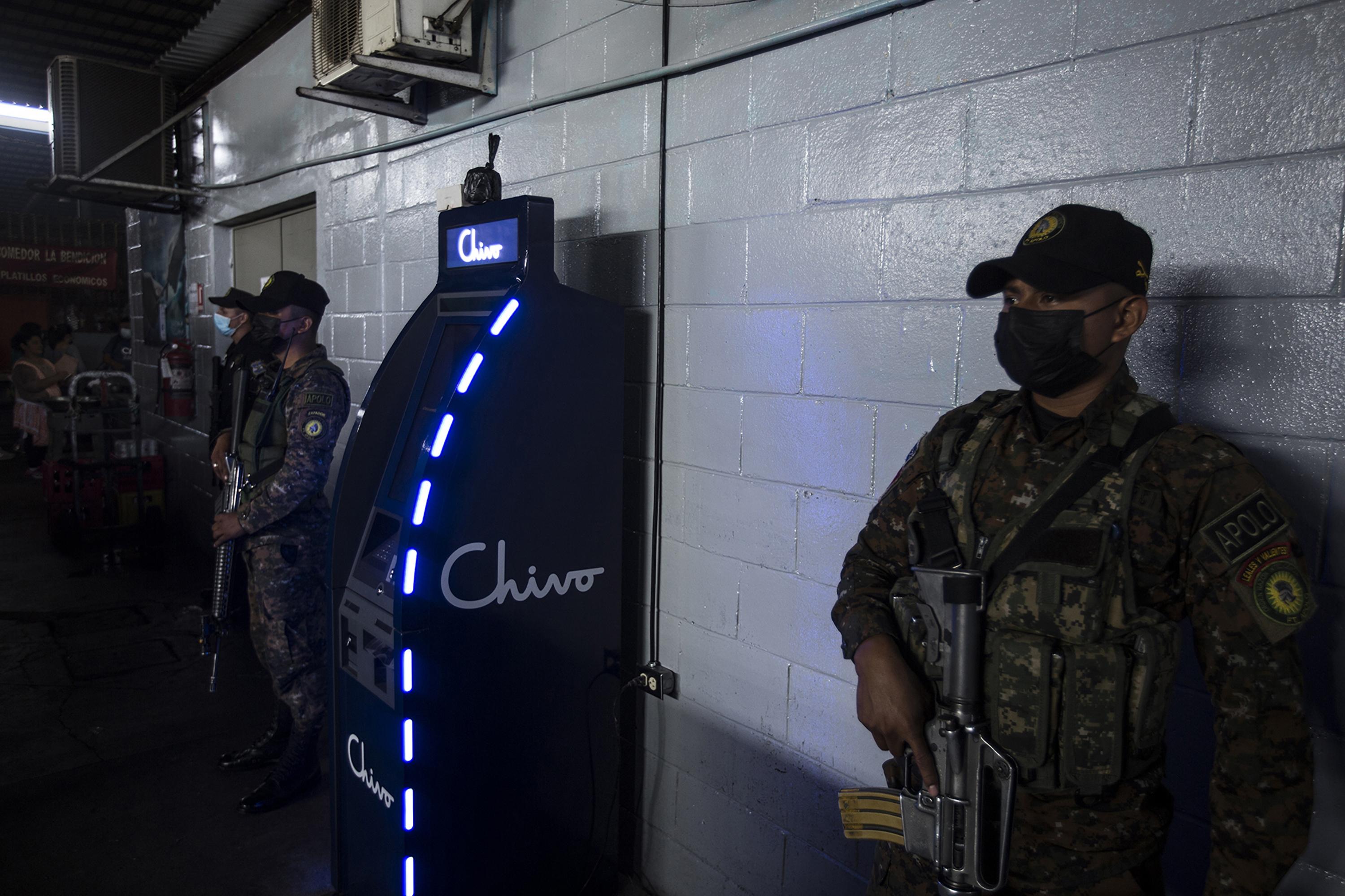 Chivo, a publicly funded private business, began installing bitcoin ATMs in El Salvador in August 2021. The government dispatched the military and police throughout the country to stand guard over the new machines, like this one in the municipal market in Santa Tecla, La Libertad. Photo Víctor Peña
