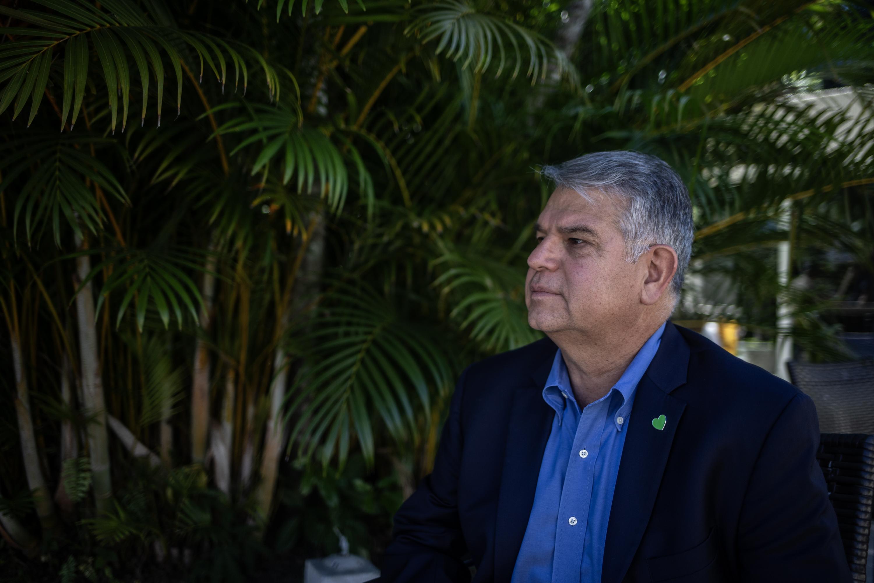 El candidato presidencial de Nuestro Tiempo, Luis Parada, durante una entrevista con El Faro en un hotel de San Salvador. Foto de El Faro: Carlos Barrera