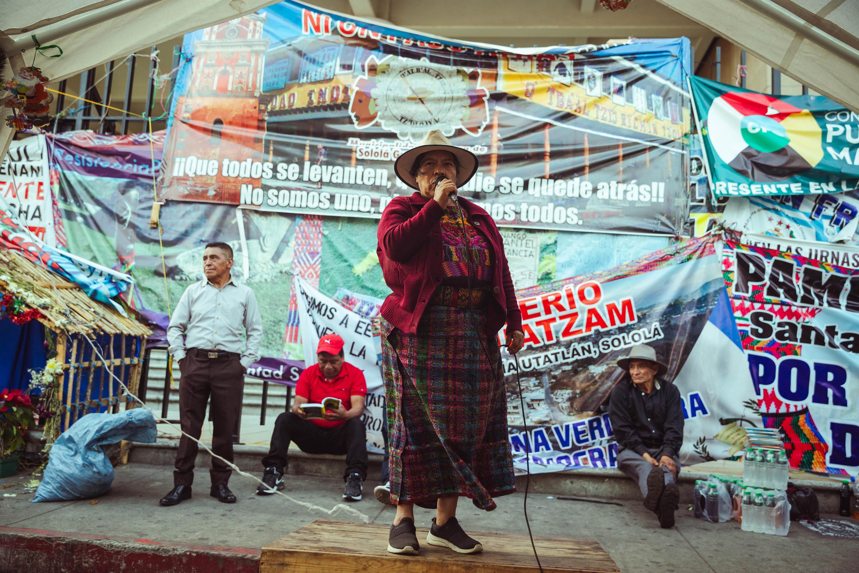 Luz Emilia Ulario Zavala es alcaldesa de la alcaldía indígena de Santa Lucía Utatlán, Sololá. El viernes 12 de enero de 2024, a dos días de la toma de posesión de Bernardo Arévalo, dio su último discurso a los acampados frente al Ministerio Público: 