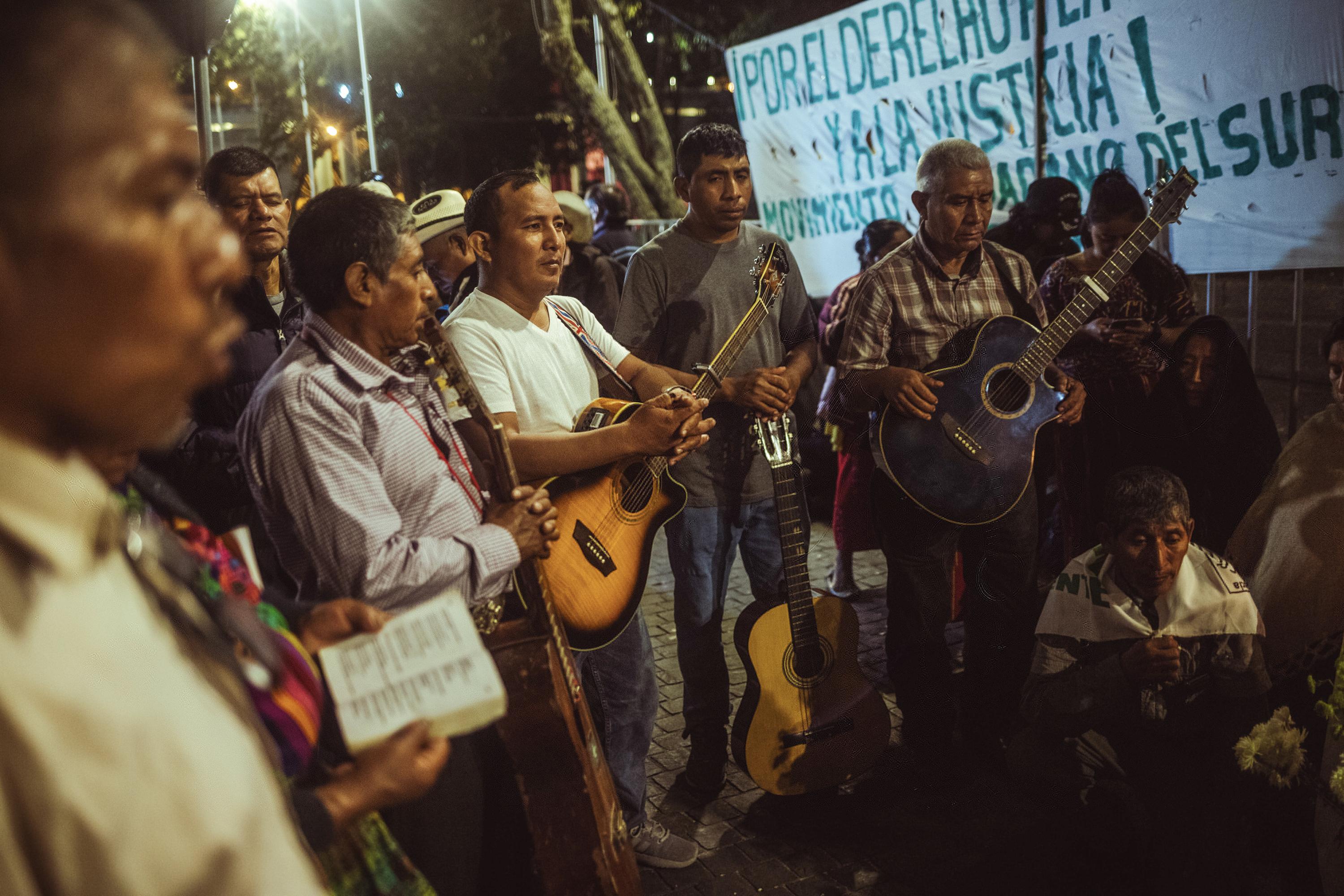 La noche del sábado 13 de enero se concentraron en la Plaza de la Constitución miembros del Movimiento Ciudadano del Sur de Guatemala para celebrar una vigilia religiosa y pedir, entre rezos y cánticos, por la vida del presidente Bernardo Arévalo y por que la transición del mando se lograra de forma pacífica.