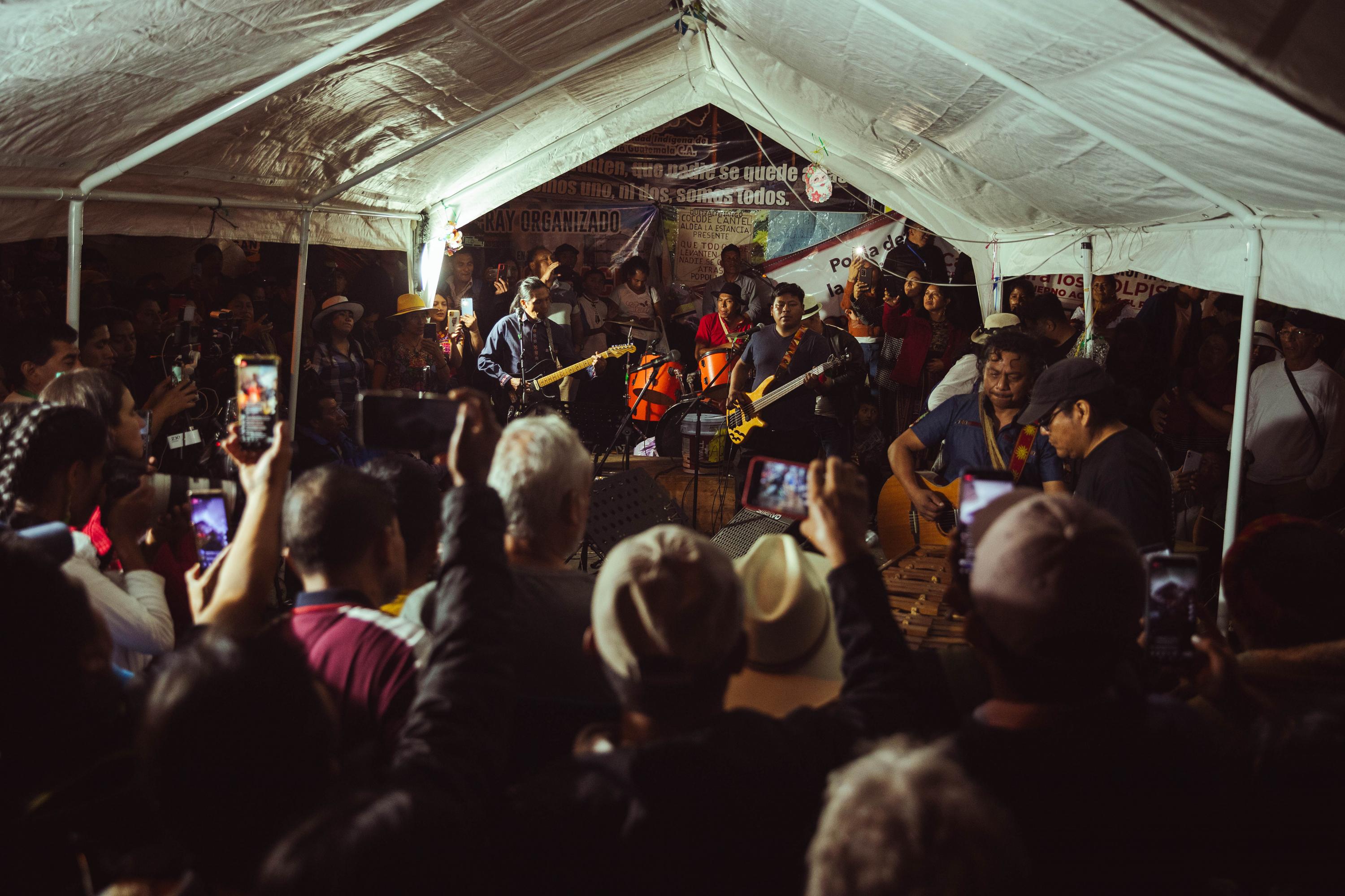 La banda maya de rock Sobrevivencia actuó frente al Ministerio Público la noche del sábado 13, la última antes de que el plantón de grupos indígenas levantara su campamento. Los músicos interpretaron sus canciones originales y terminaron coreando con los presentes: 